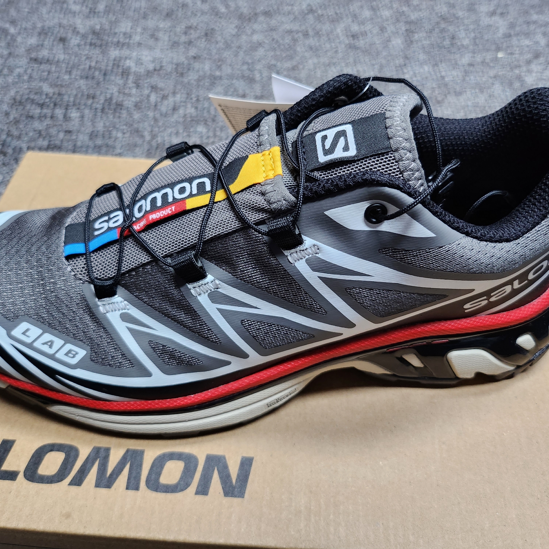 Salomon XT-6 Pewter Aurora Red 착용 스타일