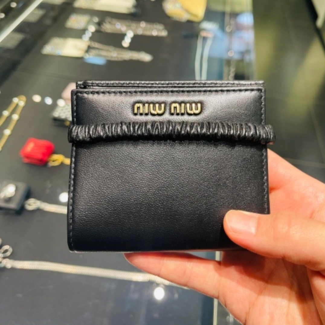 Miu Miu Metallic Foldover Wallet Black 착용 스타일 - 1