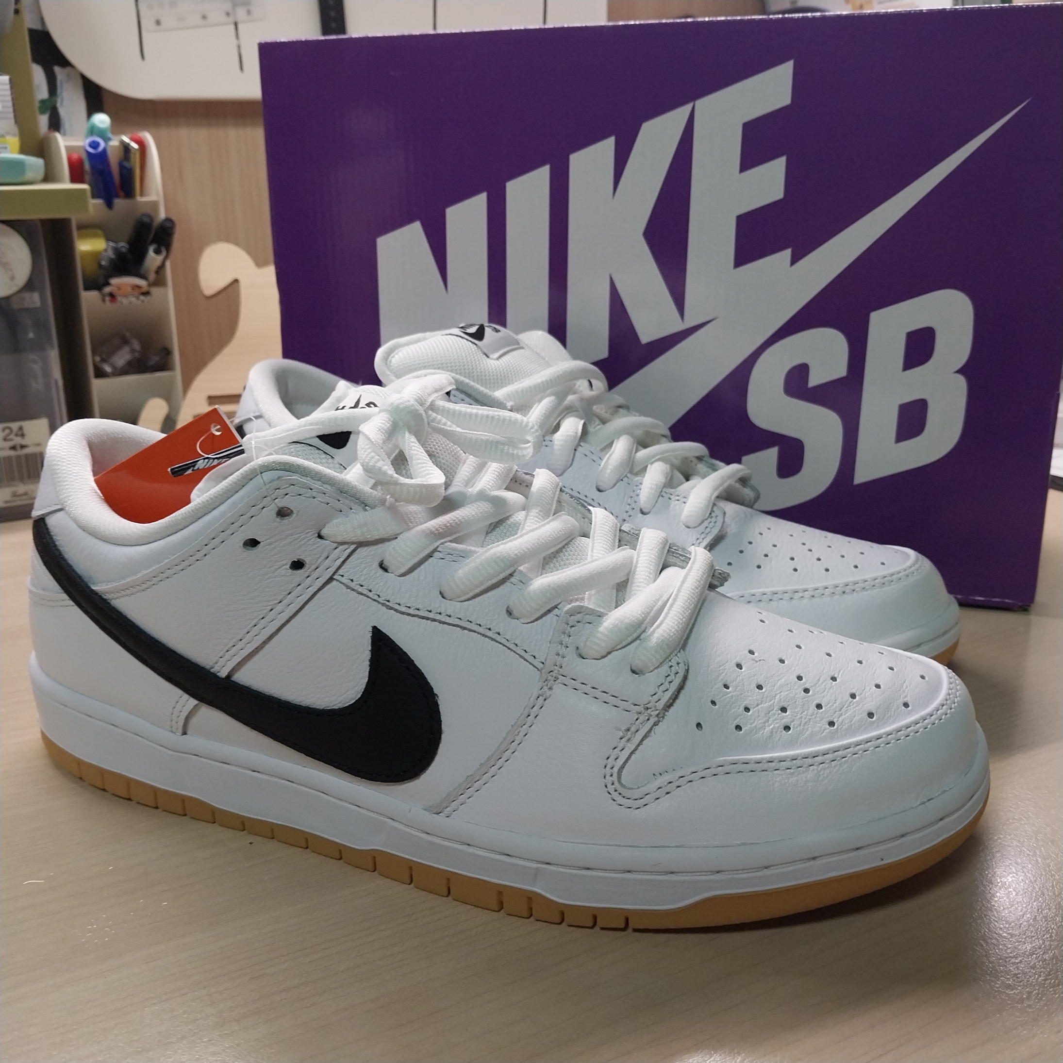 Nike SB Dunk Low Pro White and Gum Light Brown 착용 스타일 - 1
