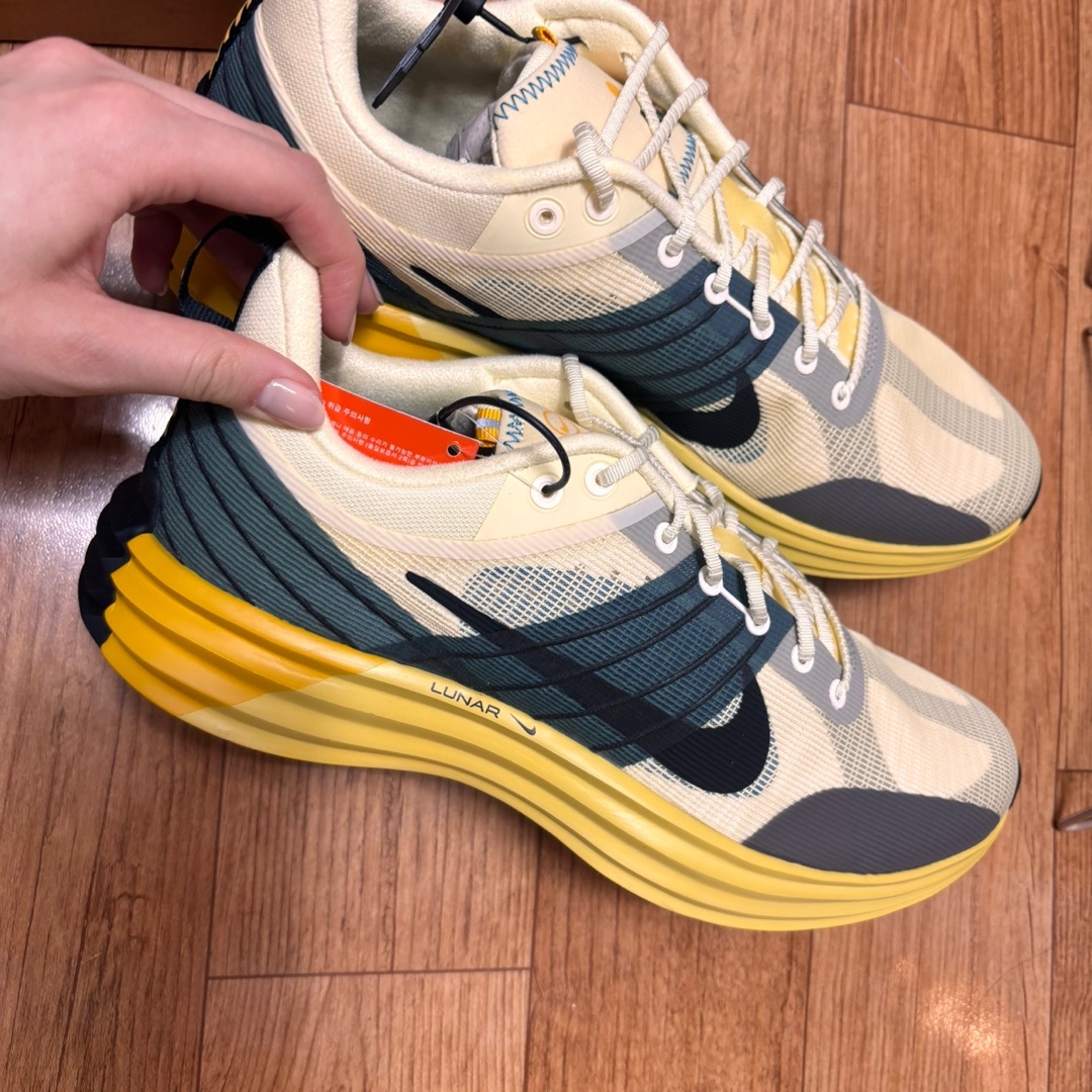 Nike Lunar Roam Alabaster and Green Abyss 착용 스타일