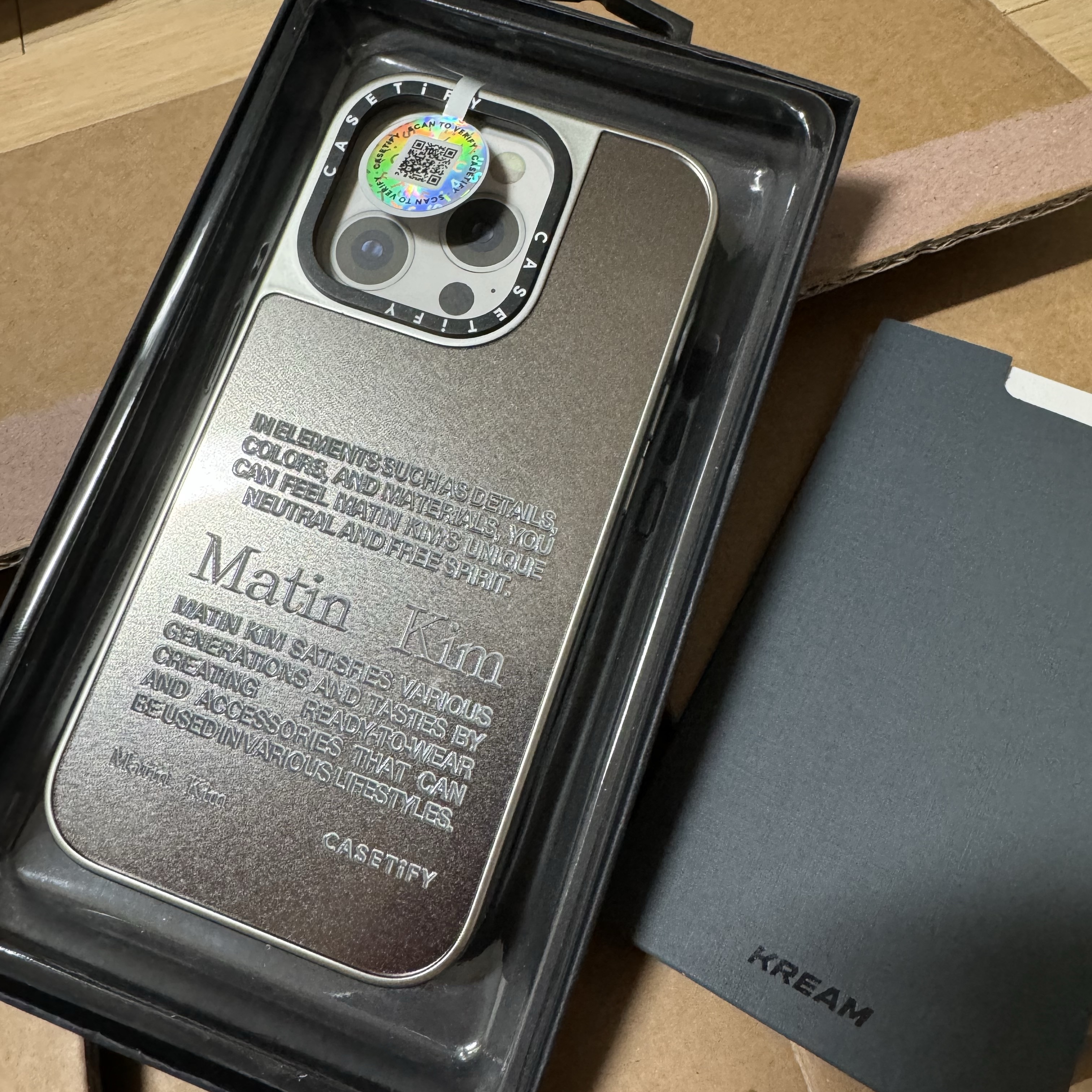 Casetify x Matin Kim iPhone Letter Magsafe Mirror Case Silver 착용 스타일