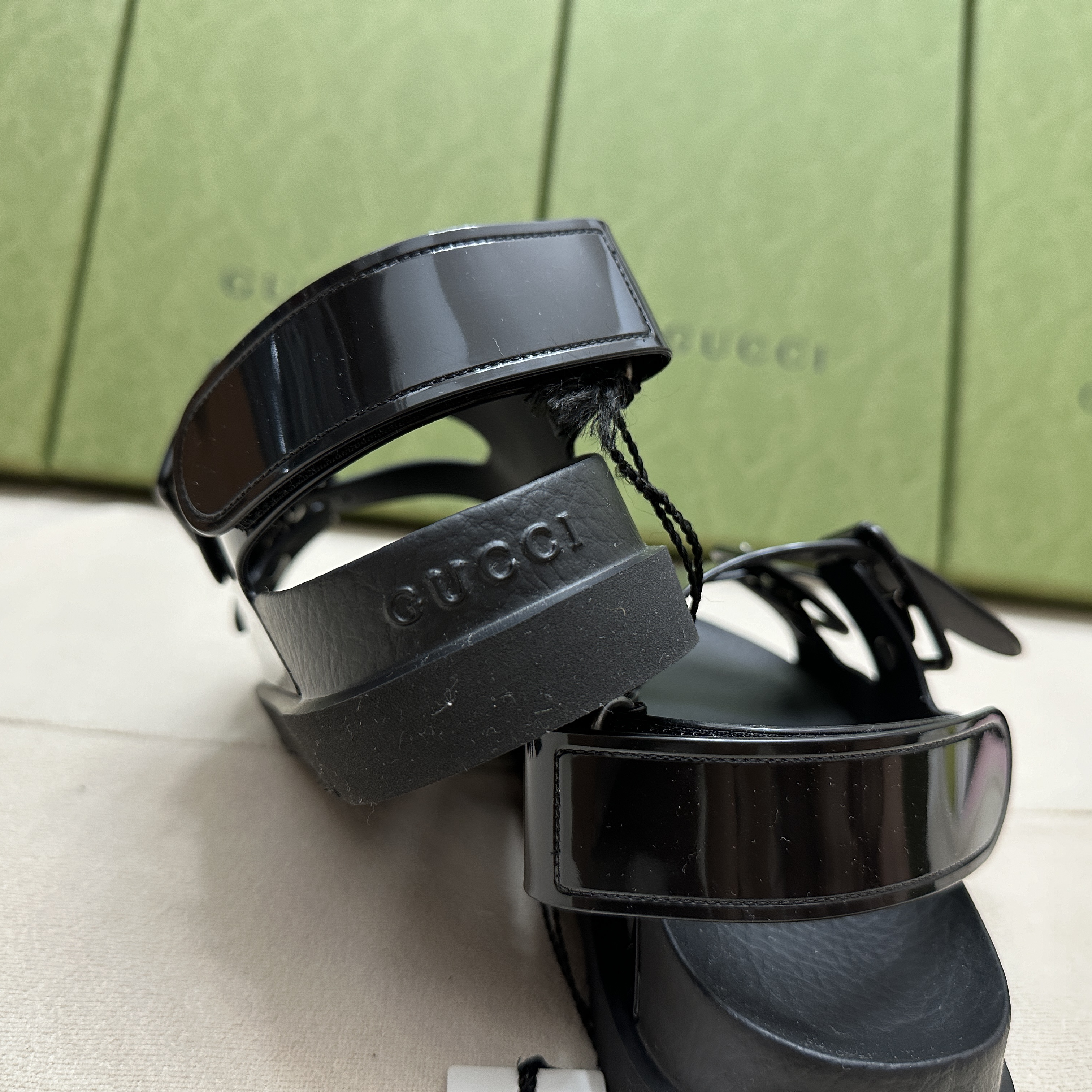 (W) Gucci Mini Double G Rubber Slide Sandal Black 착용 스타일 - 4
