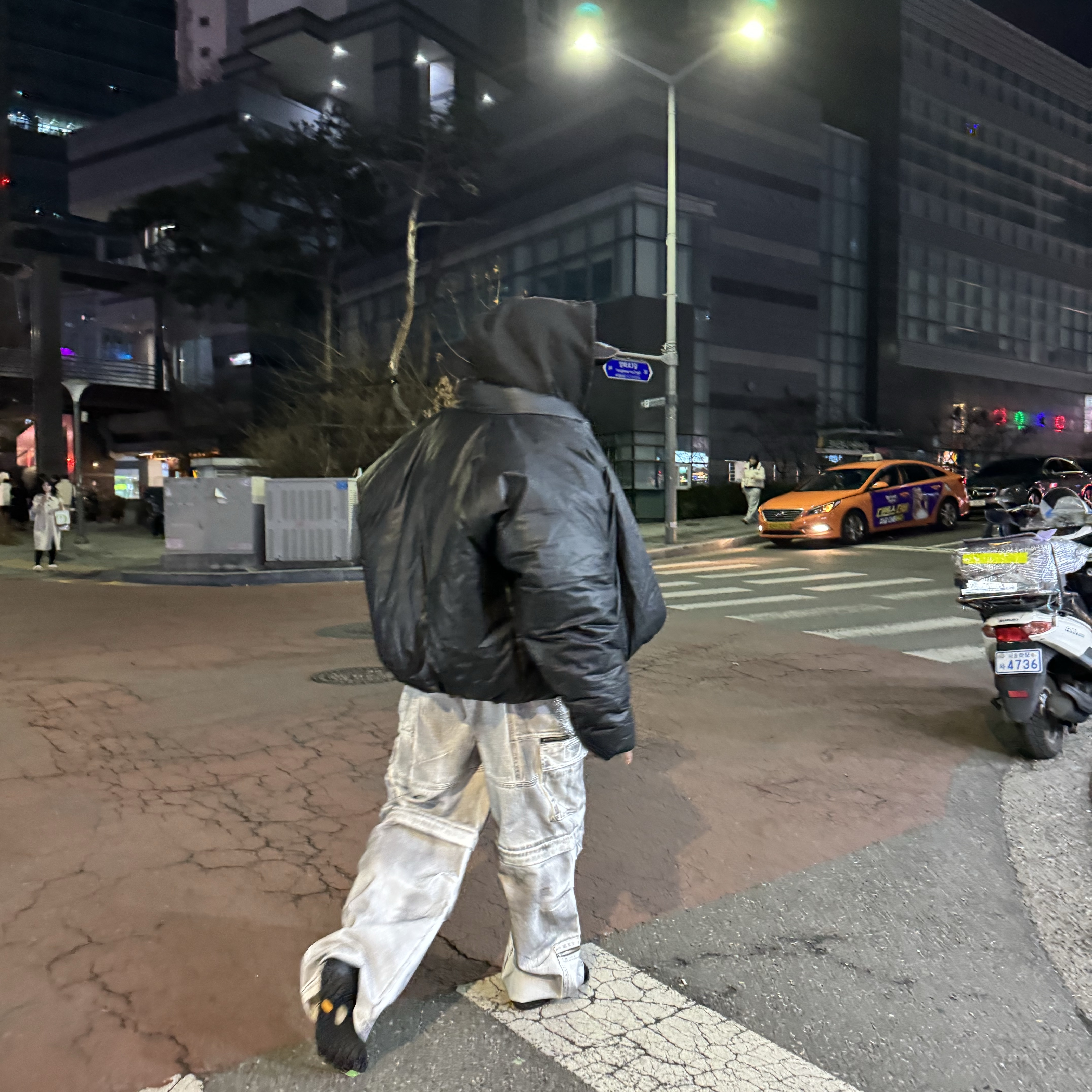 Yeezy Gap Round Jacket Black, Suicoke x Takahiromiyashita The Soloist Nin-Run Sol Black 착용 스타일 - 2