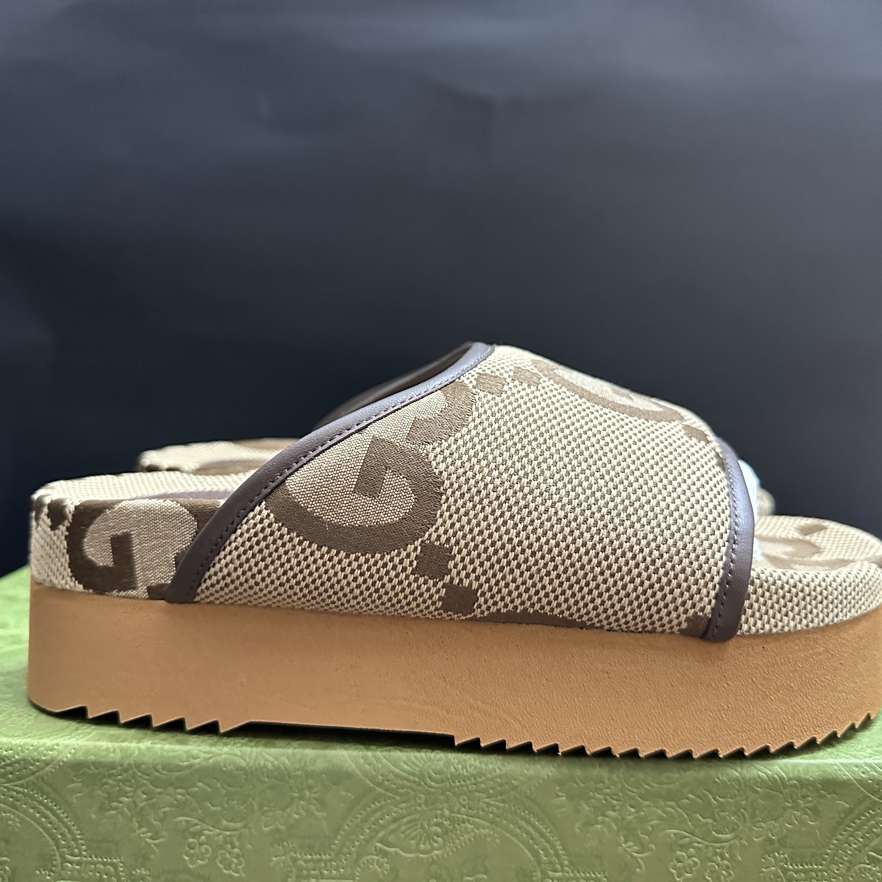 (W) Gucci Jumbo GG Platform Slide Camel Ebony 착용 스타일 - 4
