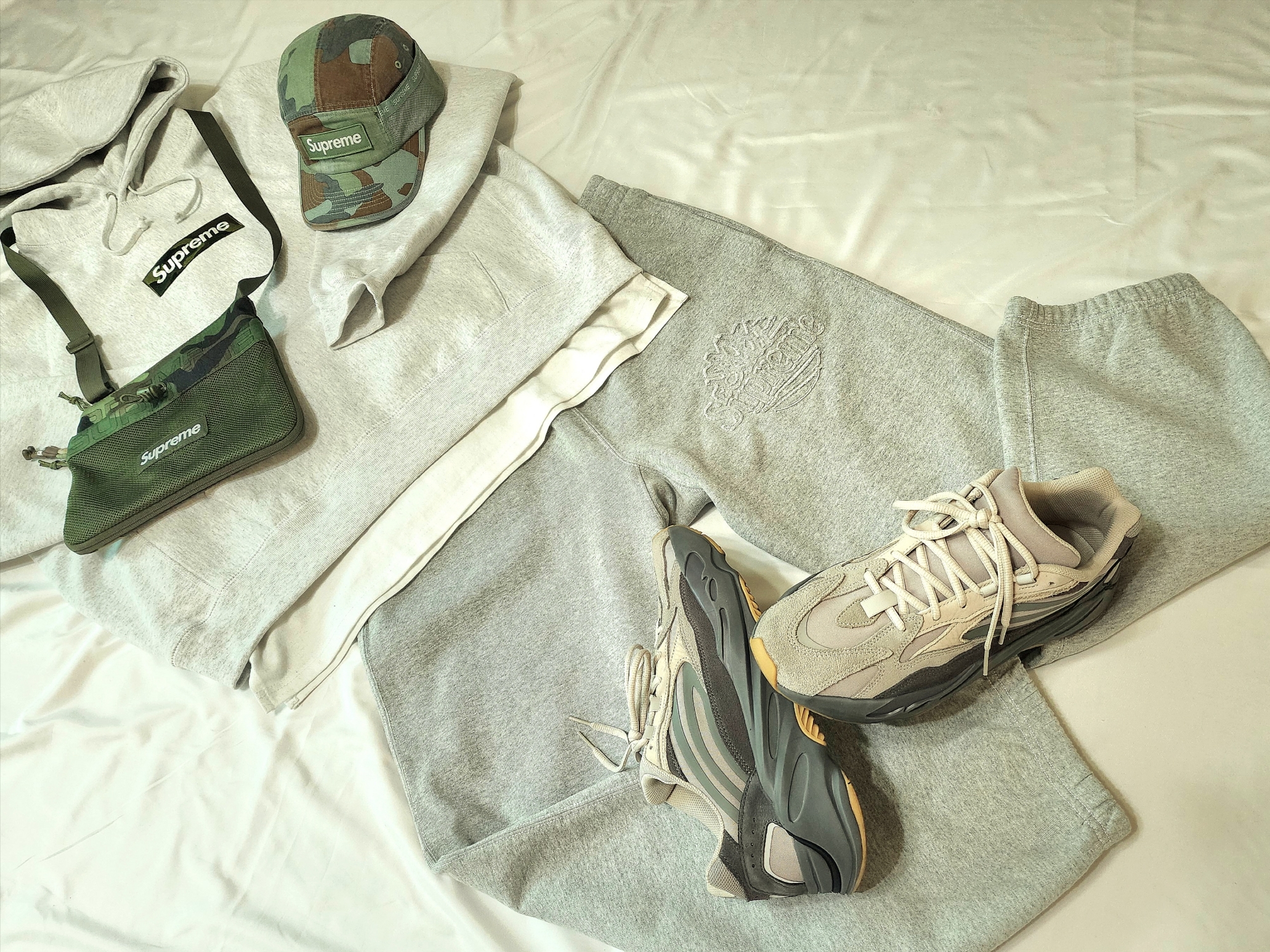Supreme Box Logo Hooded Sweatshirt Ash Grey - 23FW, Supreme x Timberland Sweatpants Heather Grey - 23SS 착용 스타일 - 3