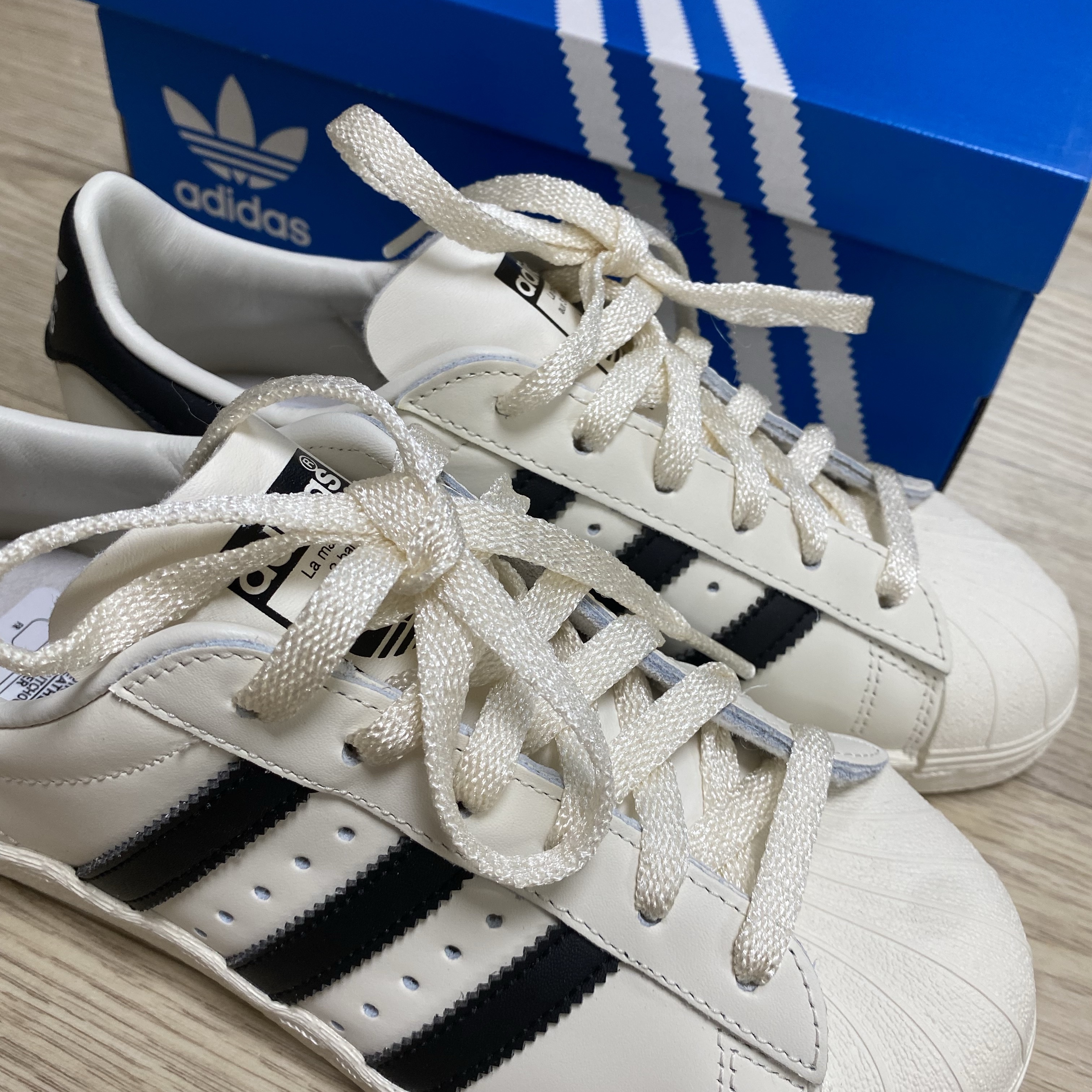 Adidas Superstar 82 White Black 착용 스타일