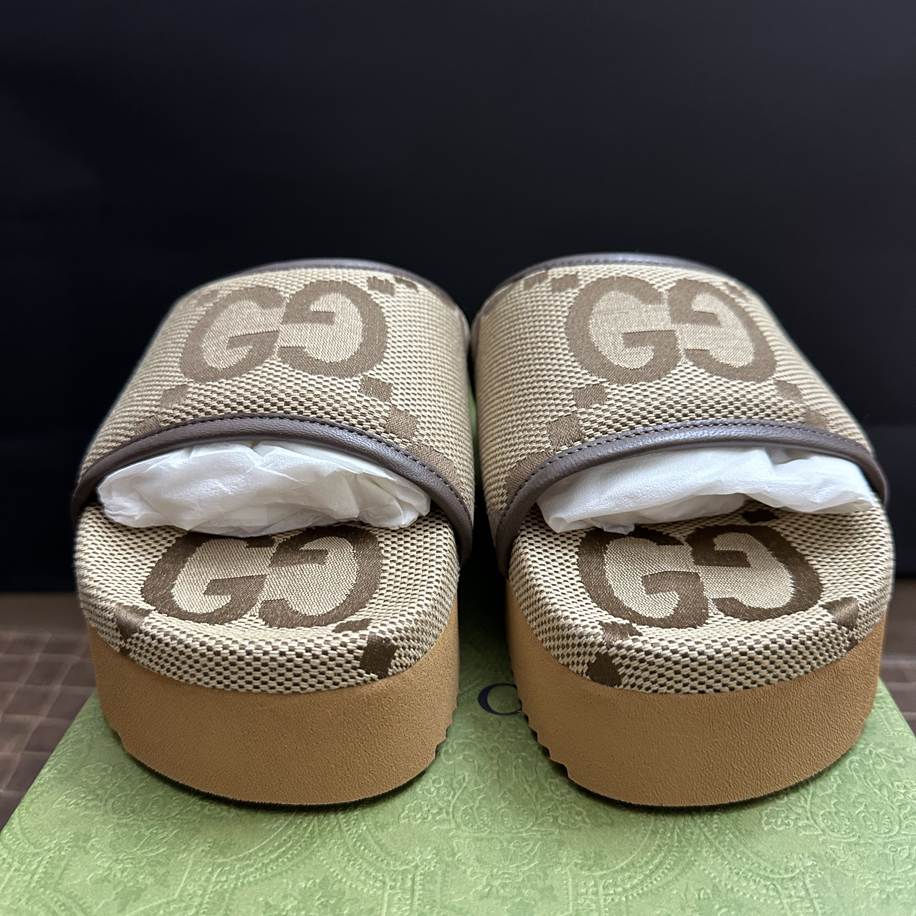 (W) Gucci Jumbo GG Platform Slide Camel Ebony 착용 스타일 - 2