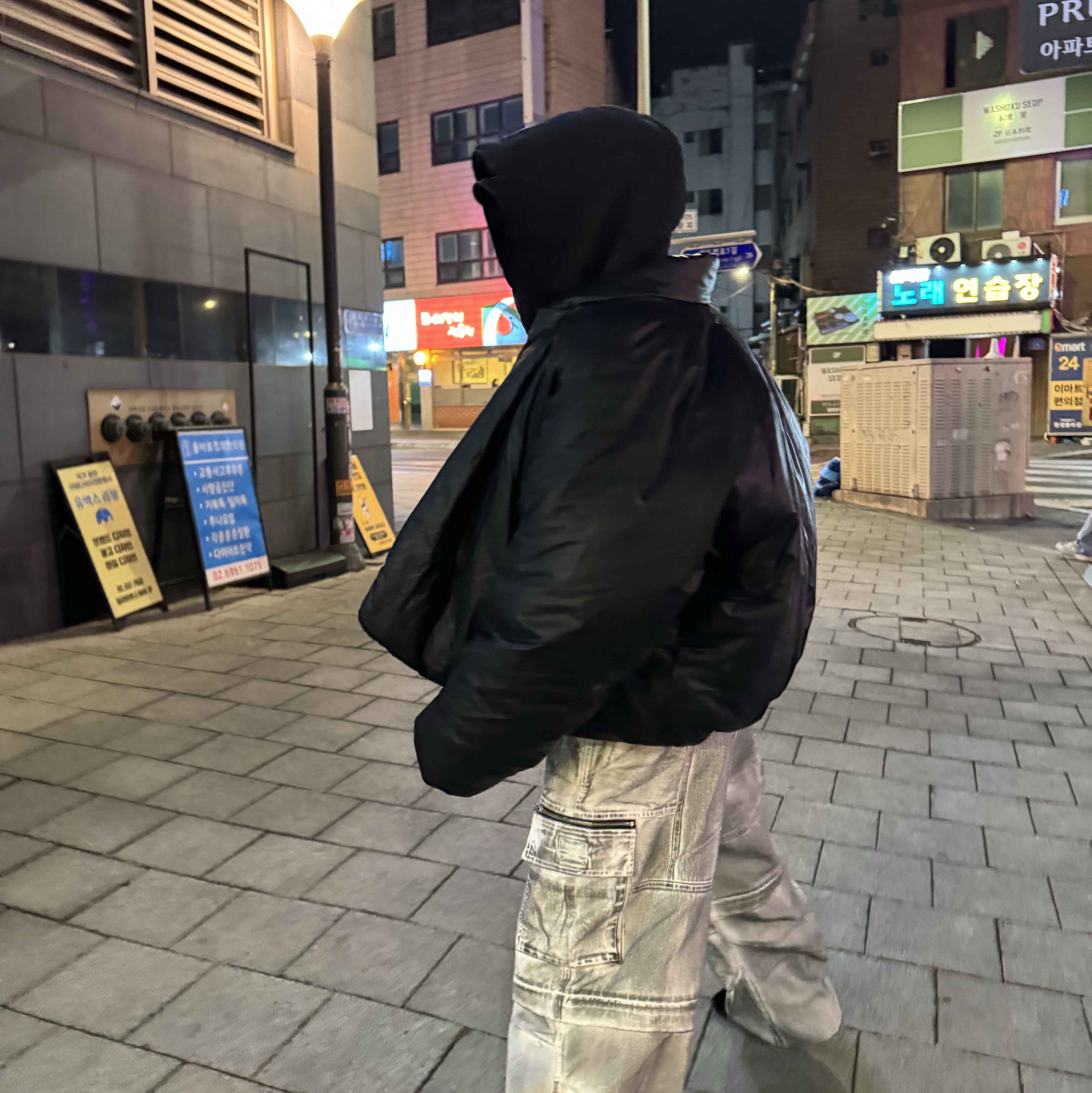 Yeezy Gap Round Jacket Black, Suicoke x Takahiromiyashita The Soloist Nin-Run Sol Black 착용 스타일 - 4