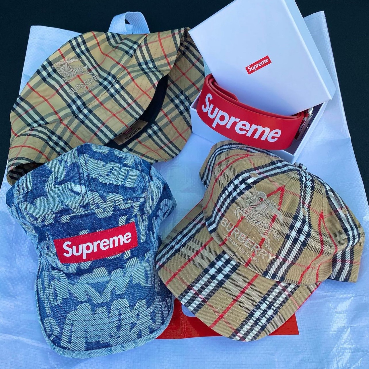 Supreme Repeat Leather Belt Red - 22SS 착용 스타일 - 6