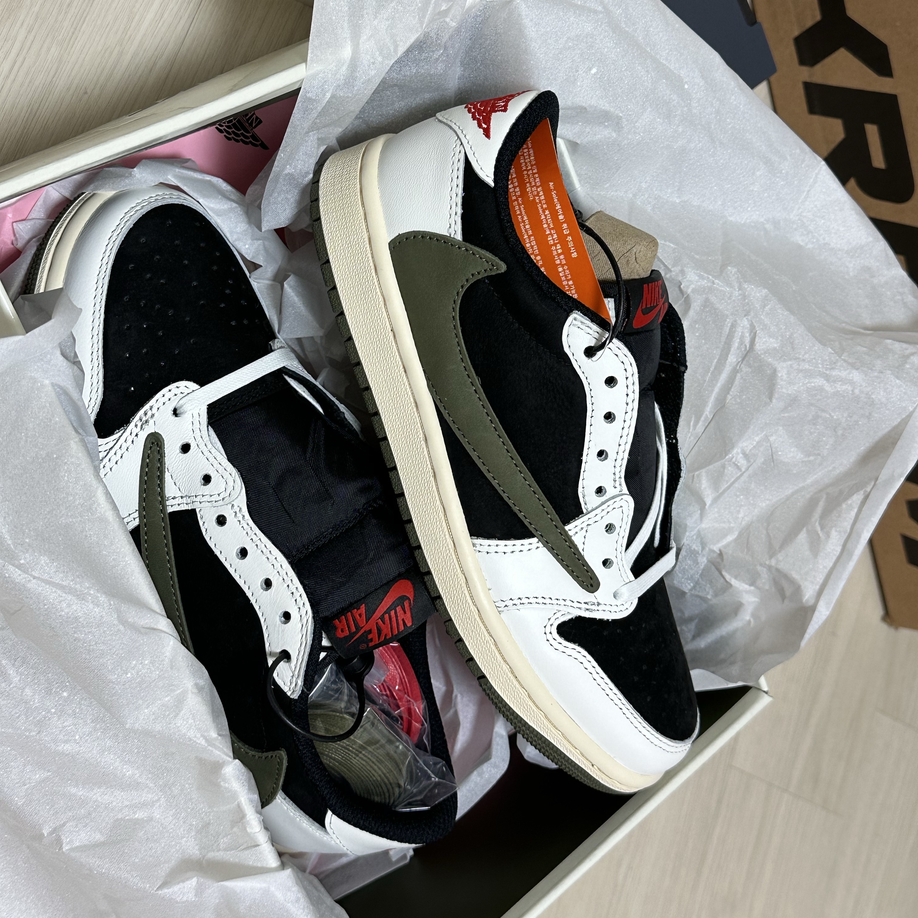 (W) Jordan 1 x Travis Scott Retro Low OG SP Medium Olive 착용 스타일