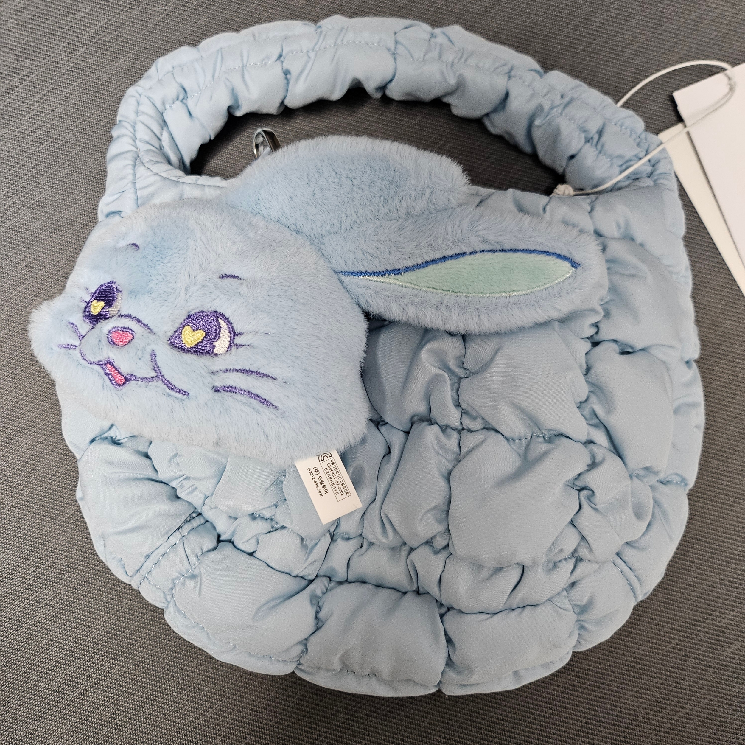 COS Quilted Micro Bag Light Blue, Monamhee Love Flexy Keyring Blue 착용 스타일 - 2