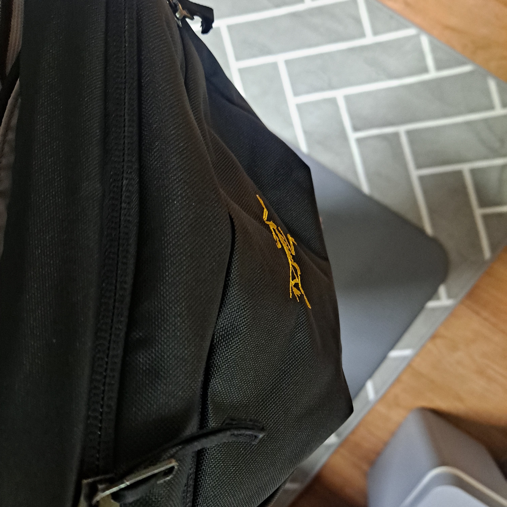 Arc'teryx Mantis 2 Waistpack 24K Black 착용 스타일
