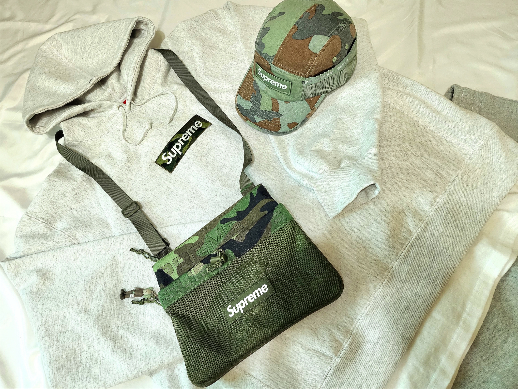 Supreme Box Logo Hooded Sweatshirt Ash Grey - 23FW, Supreme x Timberland Sweatpants Heather Grey - 23SS 착용 스타일 - 4