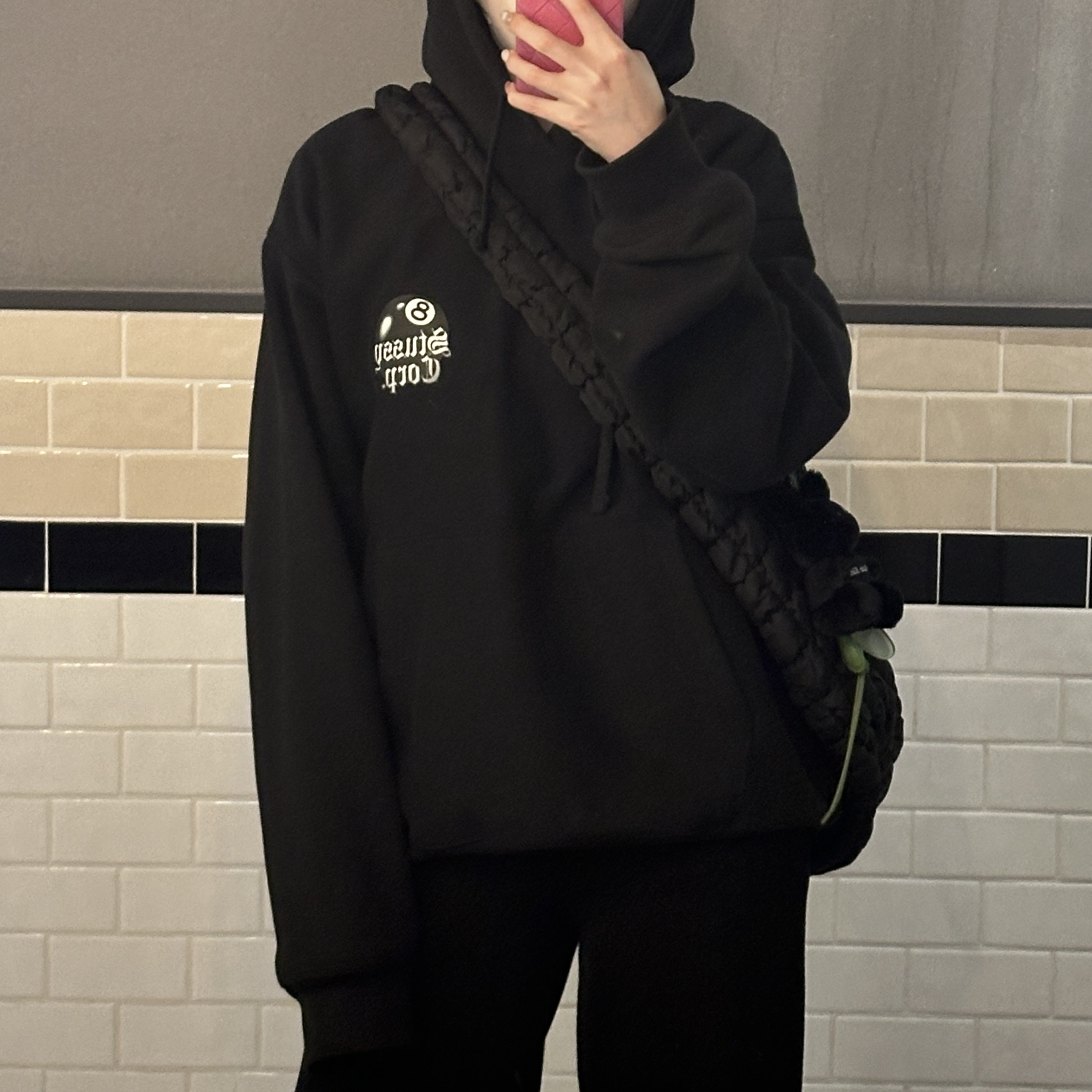 COS Quilted Oversized Shoulder Bag Black, Stussy 8 Ball Corp Hoodie Black 착용 스타일 - 3