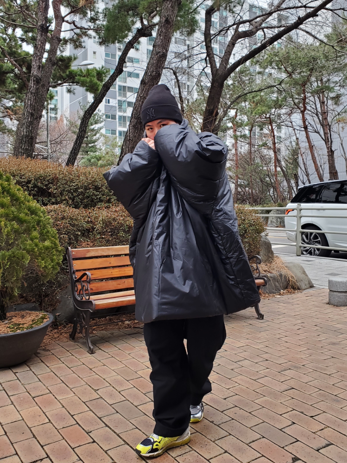 Yeezy Gap Engineered By Balenciaga T-Cut Puffer Parka Black, Asics x GmbH Gel-Quantum 360 6 Pure Silver Sour Yuzu 착용 스타일 - 1