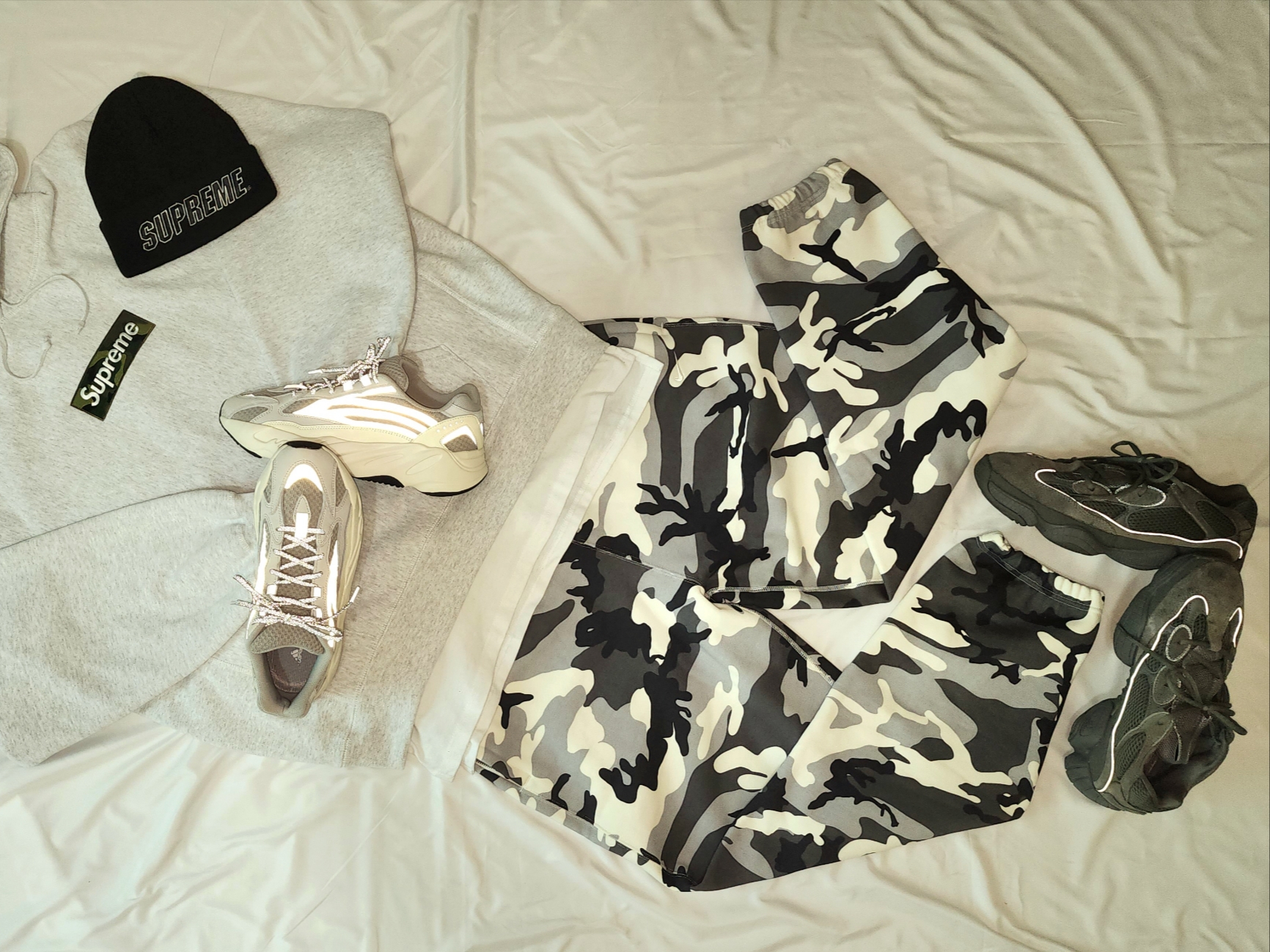 Supreme Box Logo Hooded Sweatshirt Ash Grey - 23FW, Supreme x Timberland Sweatpants Heather Grey - 23SS 착용 스타일 - 5