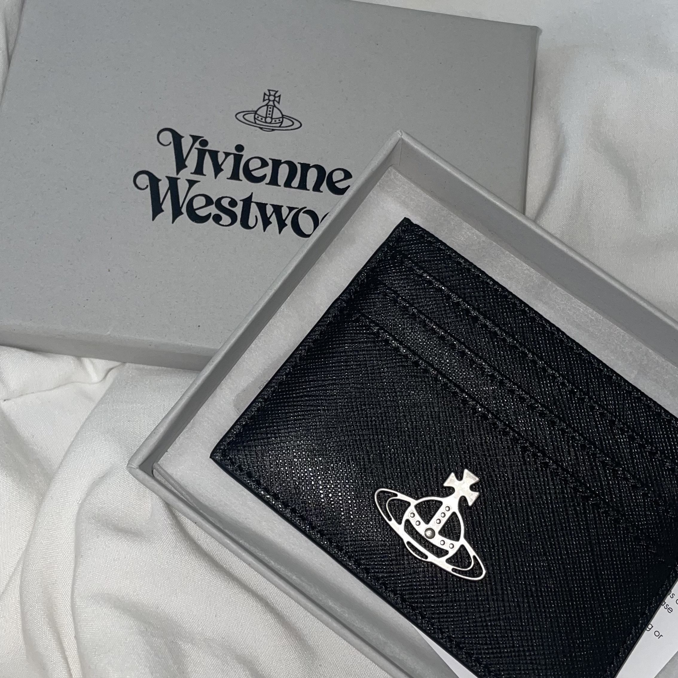 Vivienne Westwood Logo Card Holder Black 착용 스타일