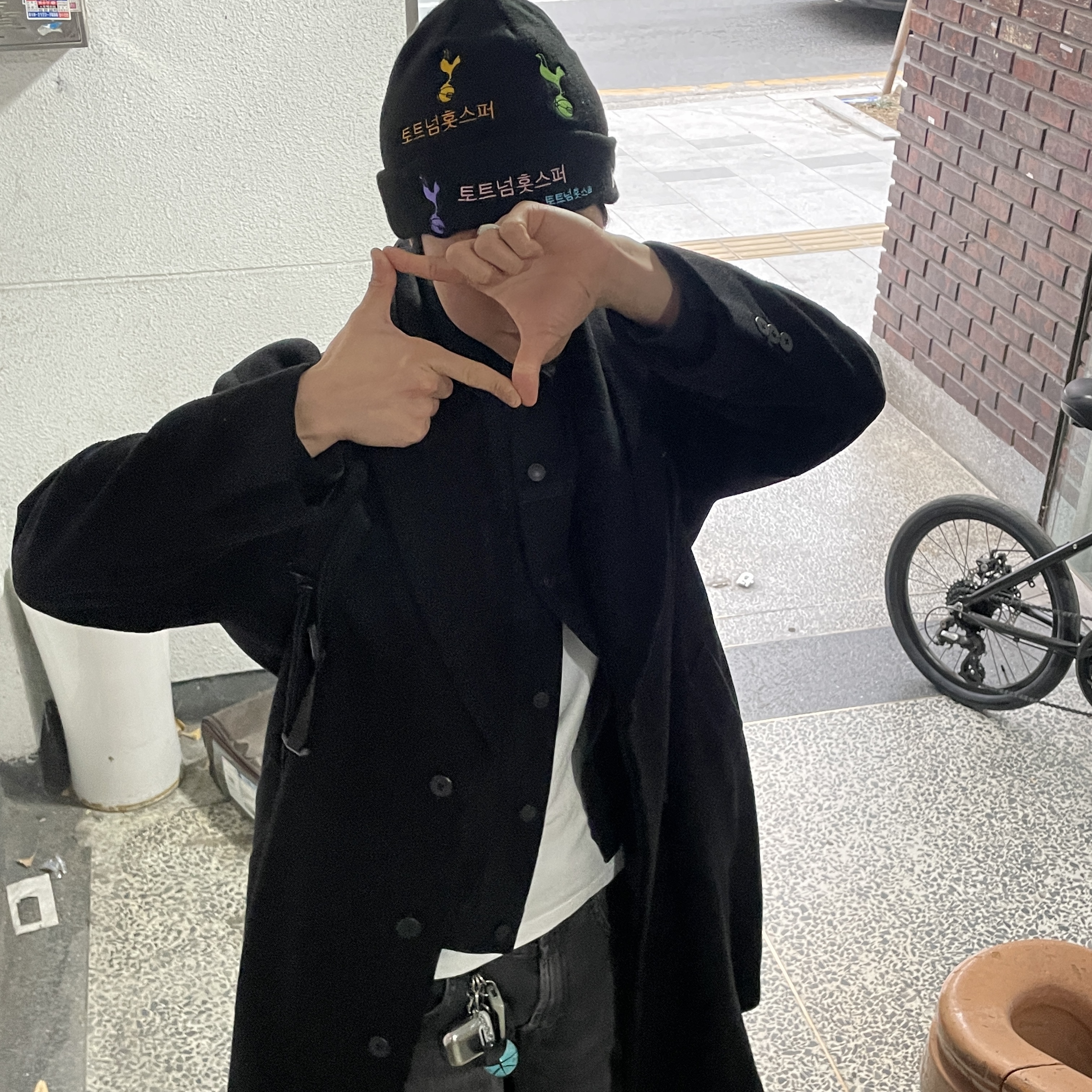 New Era x Tottenham Hotspur FC Korea Cuff Knit Beanie Black 착용 스타일
