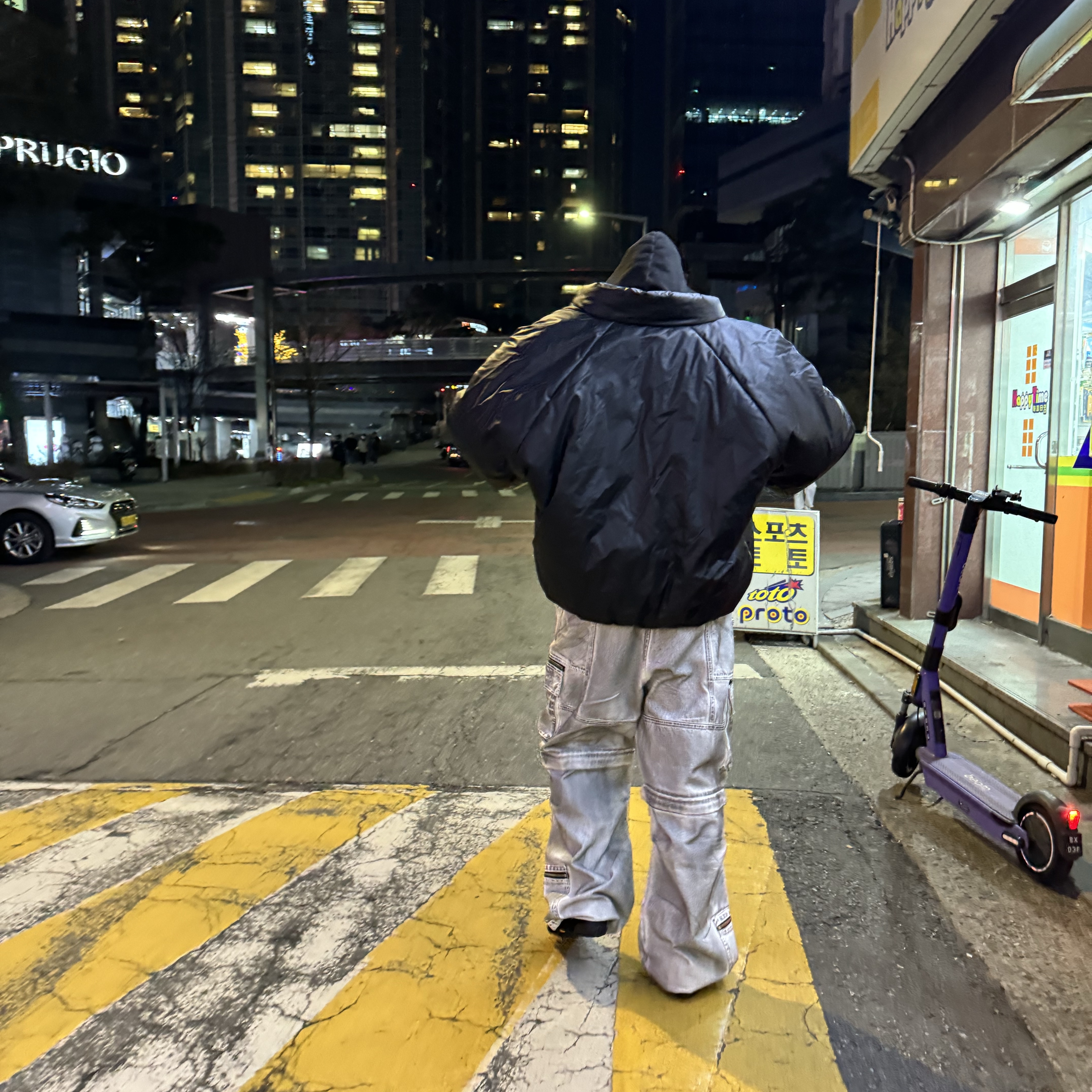 Yeezy Gap Round Jacket Black, Suicoke x Takahiromiyashita The Soloist Nin-Run Sol Black 착용 스타일 - 1