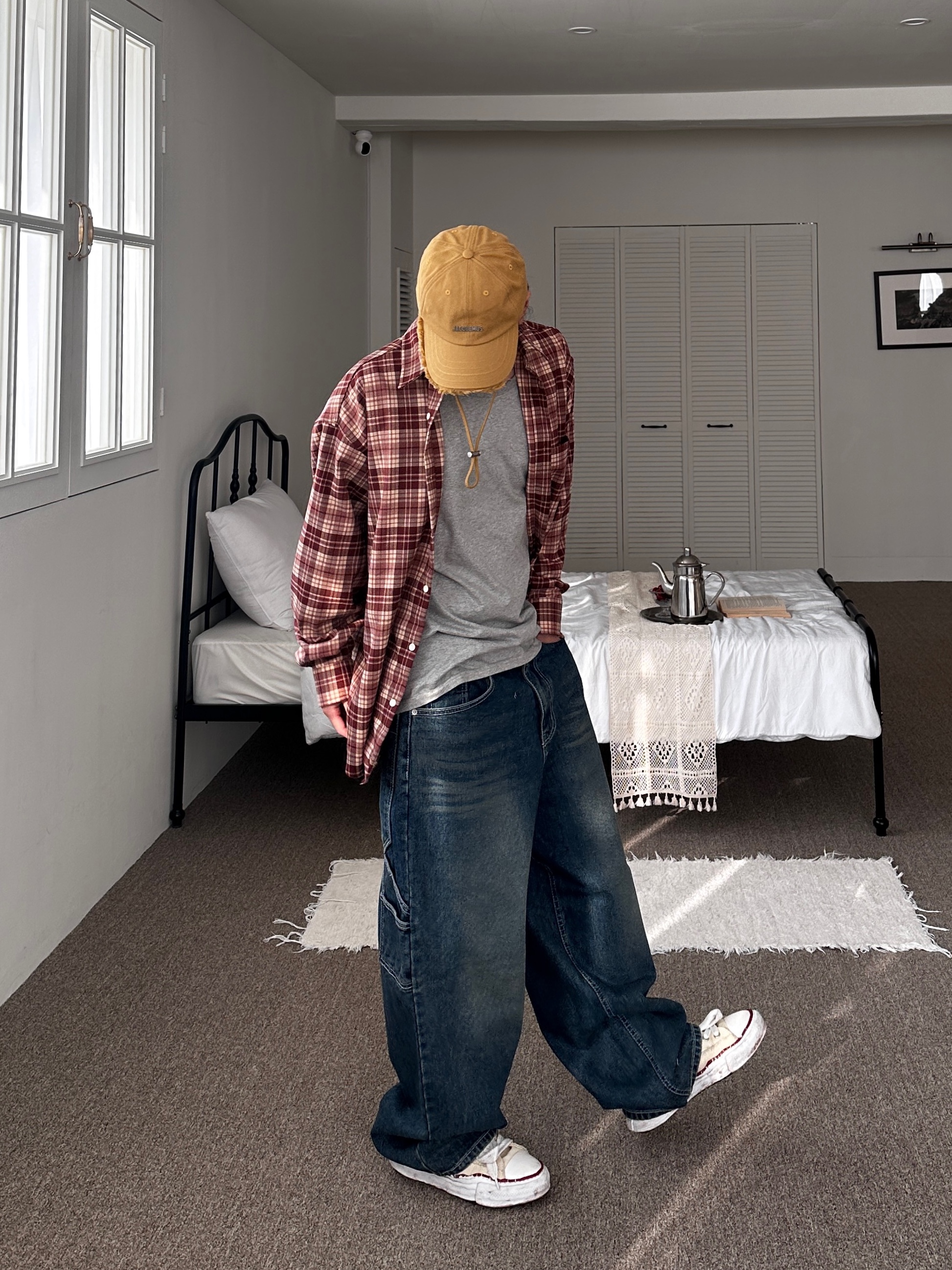 Jacquemus La Casquette Artichaut Fringe Baseball Cap Beige, Maison Mihara Yasuhiro Peterson OG Sole Canvas Low-top Sneakers Natural 착용 스타일 - 3