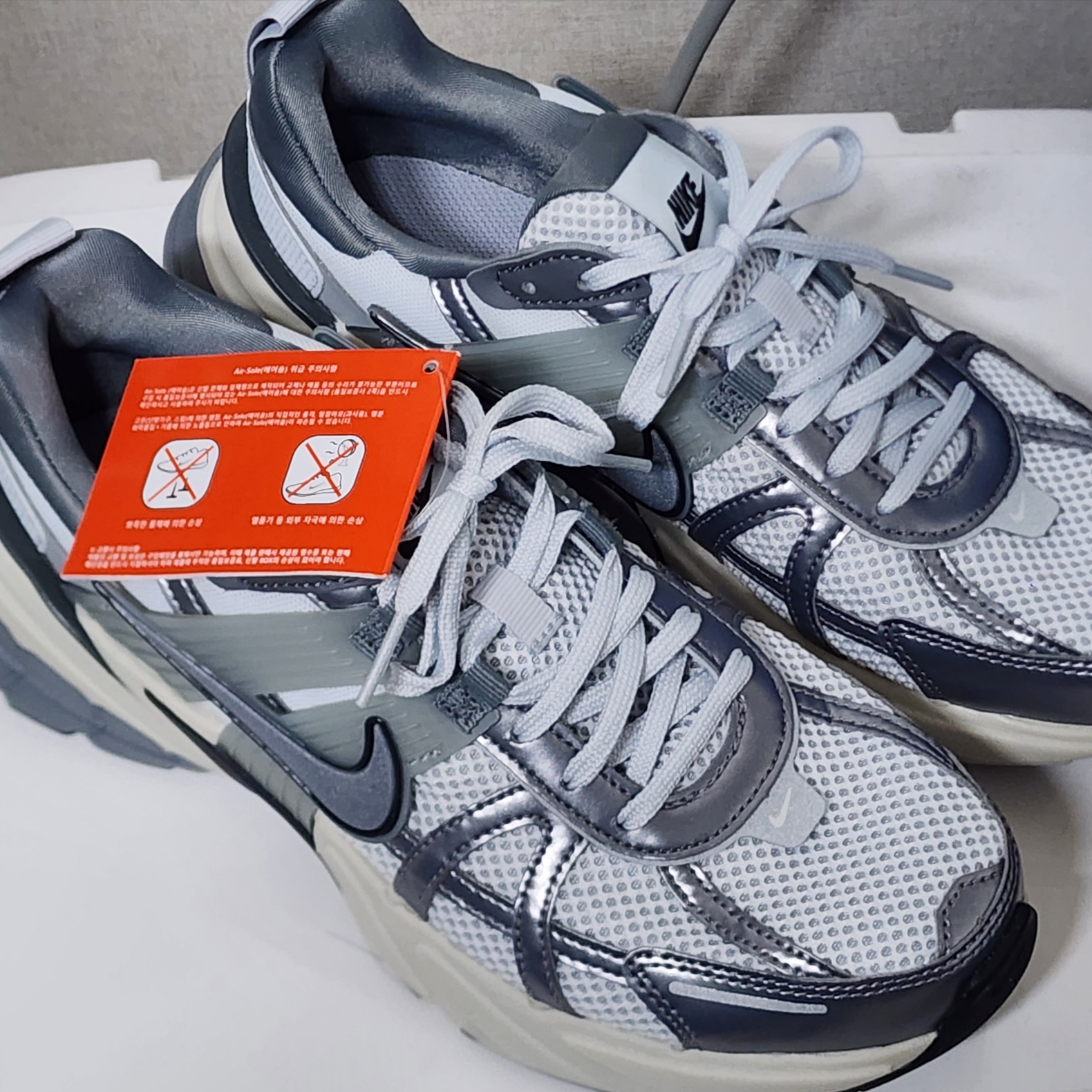 Nike V2K Run Pure Platinum Wolf Grey 착용 스타일 - 1