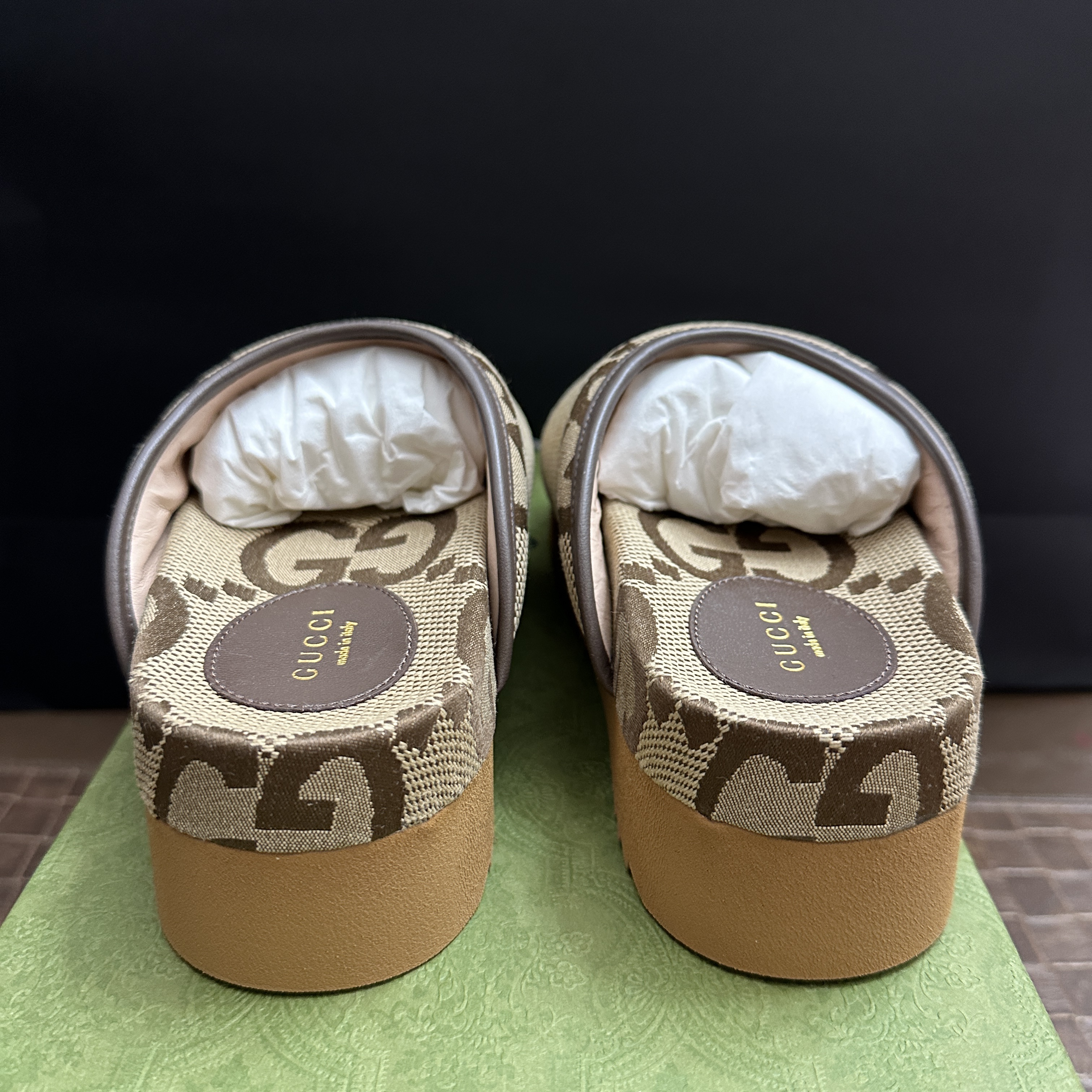 (W) Gucci Jumbo GG Platform Slide Camel Ebony 착용 스타일 - 5