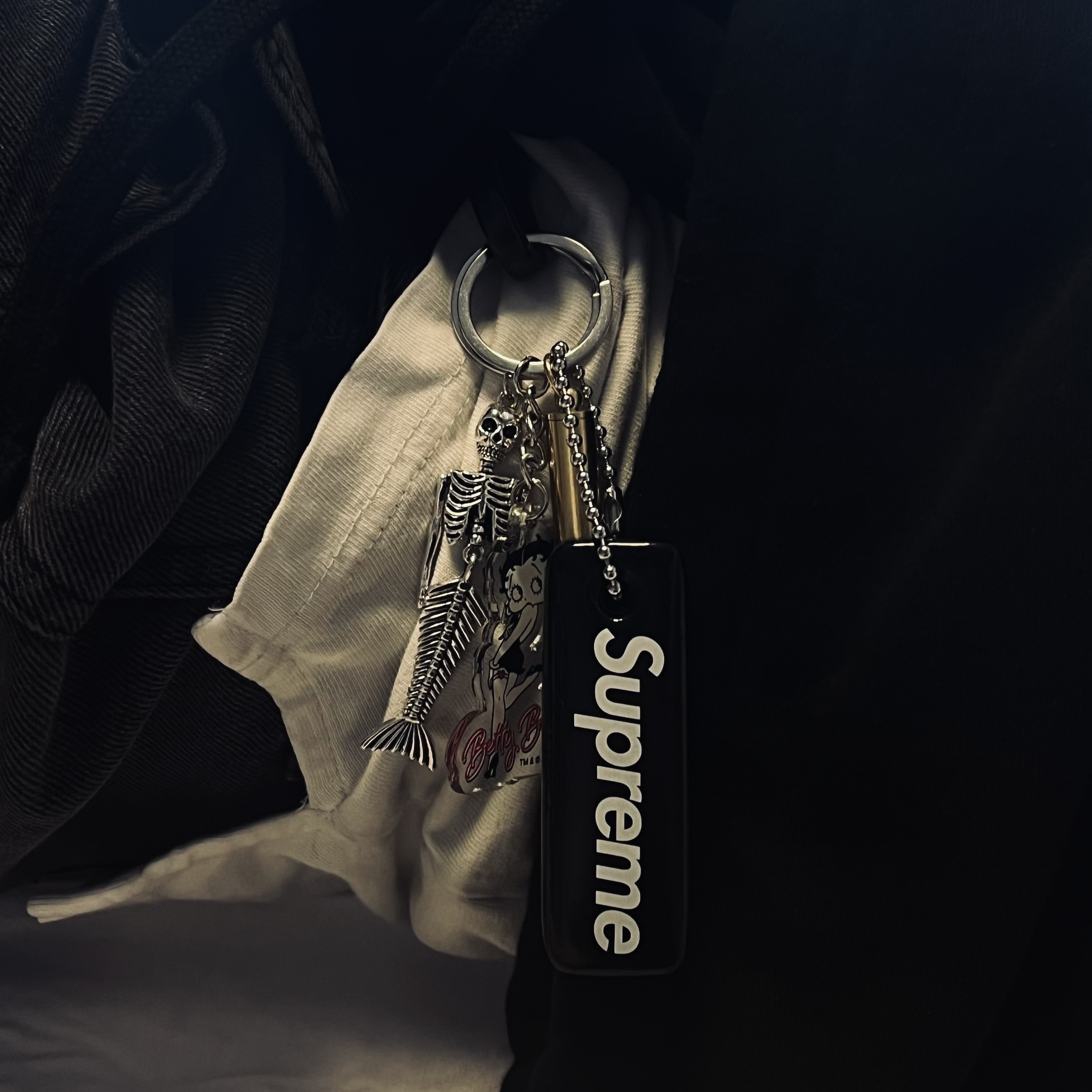 Supreme Floating Keychain Black - 23FW 착용 스타일