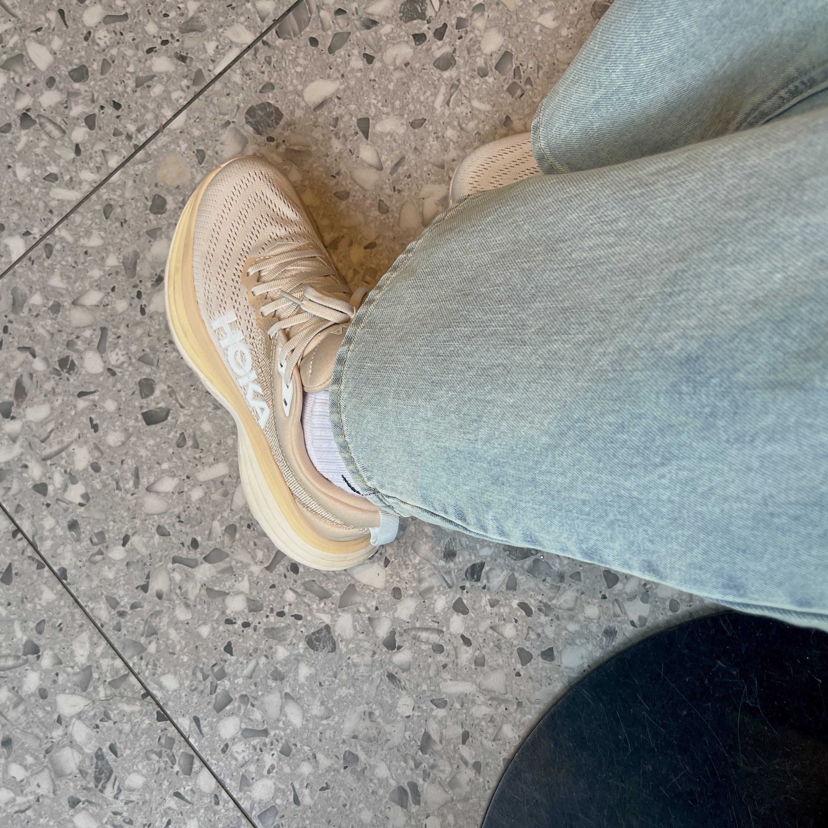 (W) Hoka Bondi 8 Shifting Sand - Regular 착용 스타일 - 2