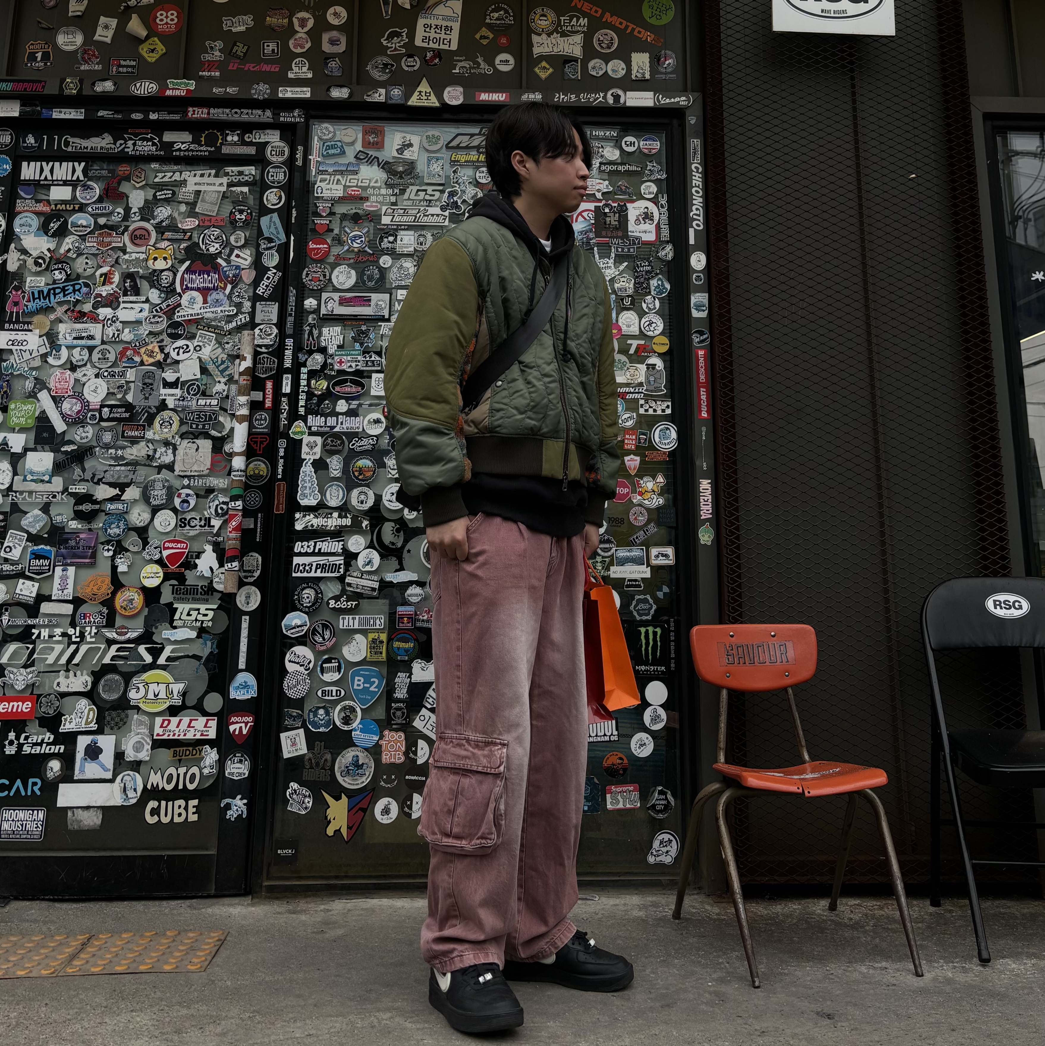 Andersson Bell x Asics Contrast Quilting Bomber Jacket Khaki, Nike x Ambush Air Force 1 Low SP Black 착용 스타일