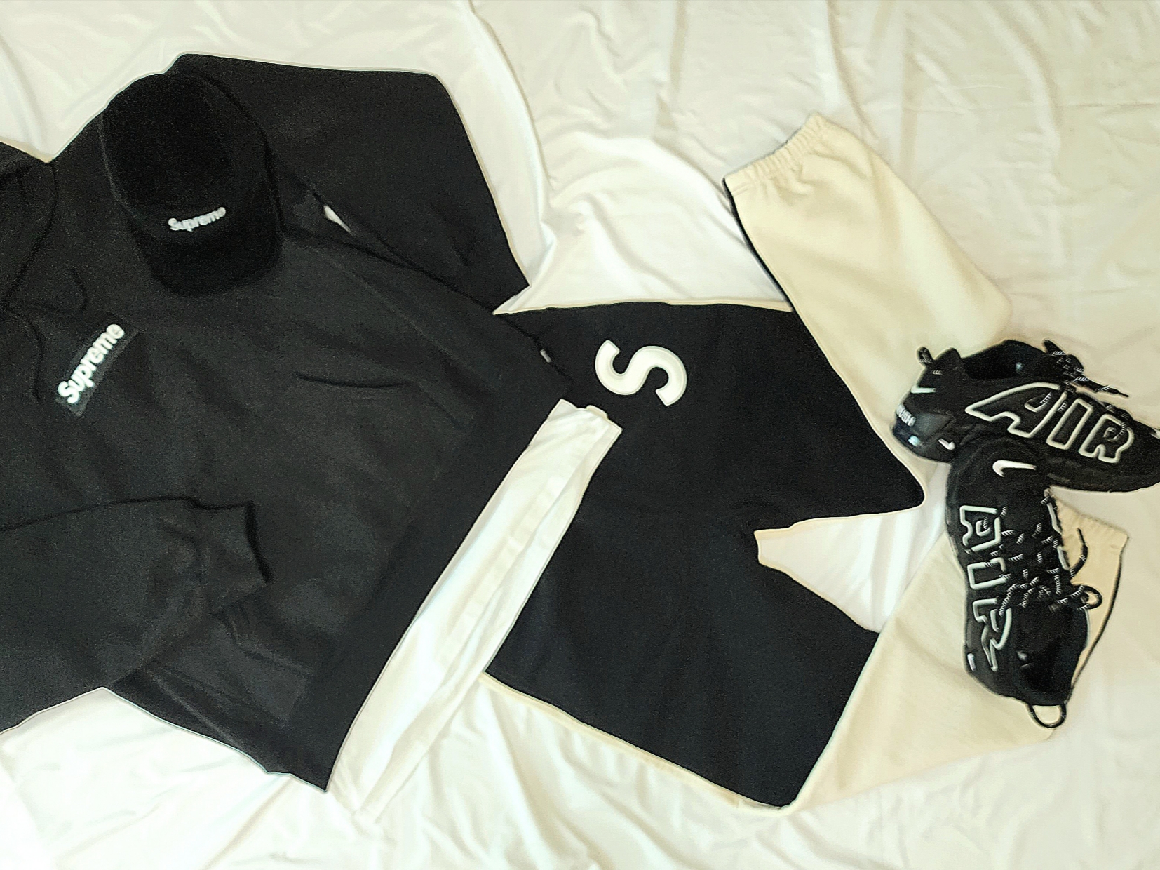 Supreme Box Logo Hooded Sweatshirt Black - 23FW, Supreme Corduroy Camp Cap Black - 23FW 착용 스타일 - 1