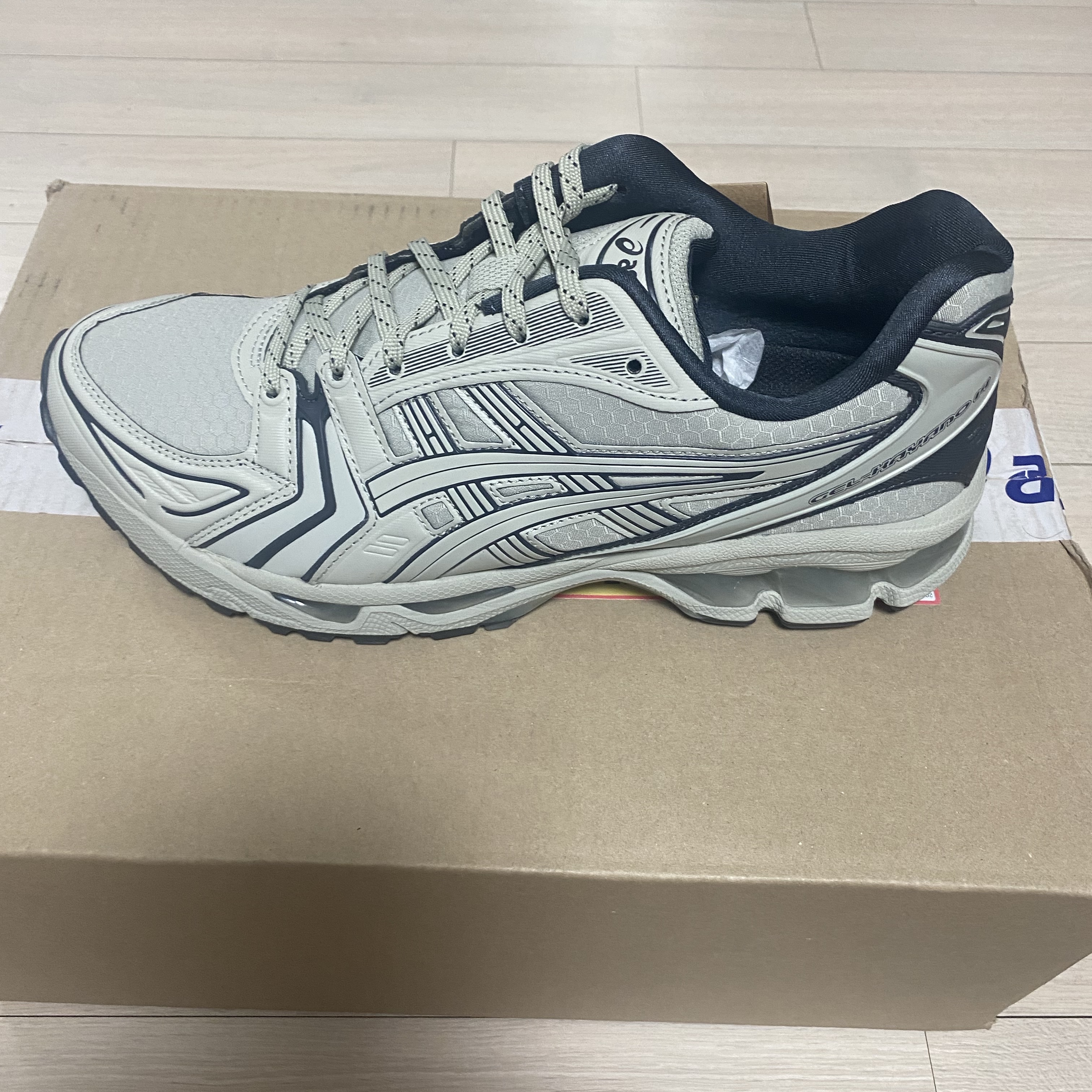 Asics Gel-Kayano 14 Earthenware Pack White Sage Graphite Grey 착용 스타일 - 1