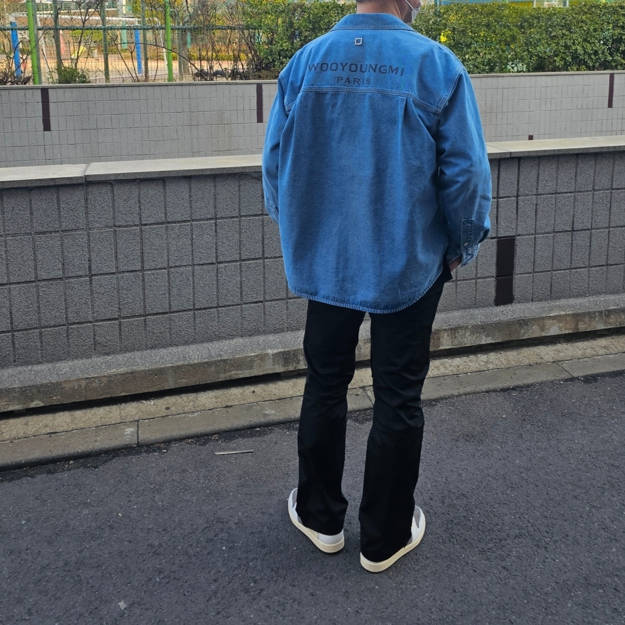 Wooyoungmi Back Logo Denim Shirt Blue - 23SS, Jordan 1 x Travis Scott Retro Low OG SP Sail and Ridgerock 착용 스타일