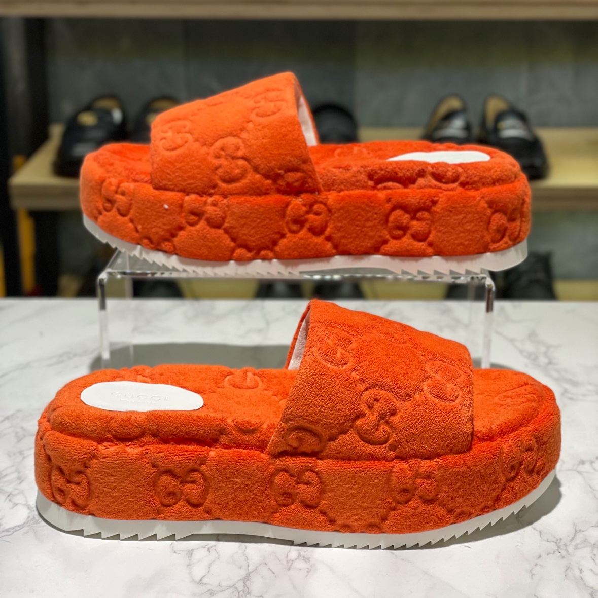 (W) Gucci GG Platform Slide Sandal Deep Orange 착용 스타일 - 4