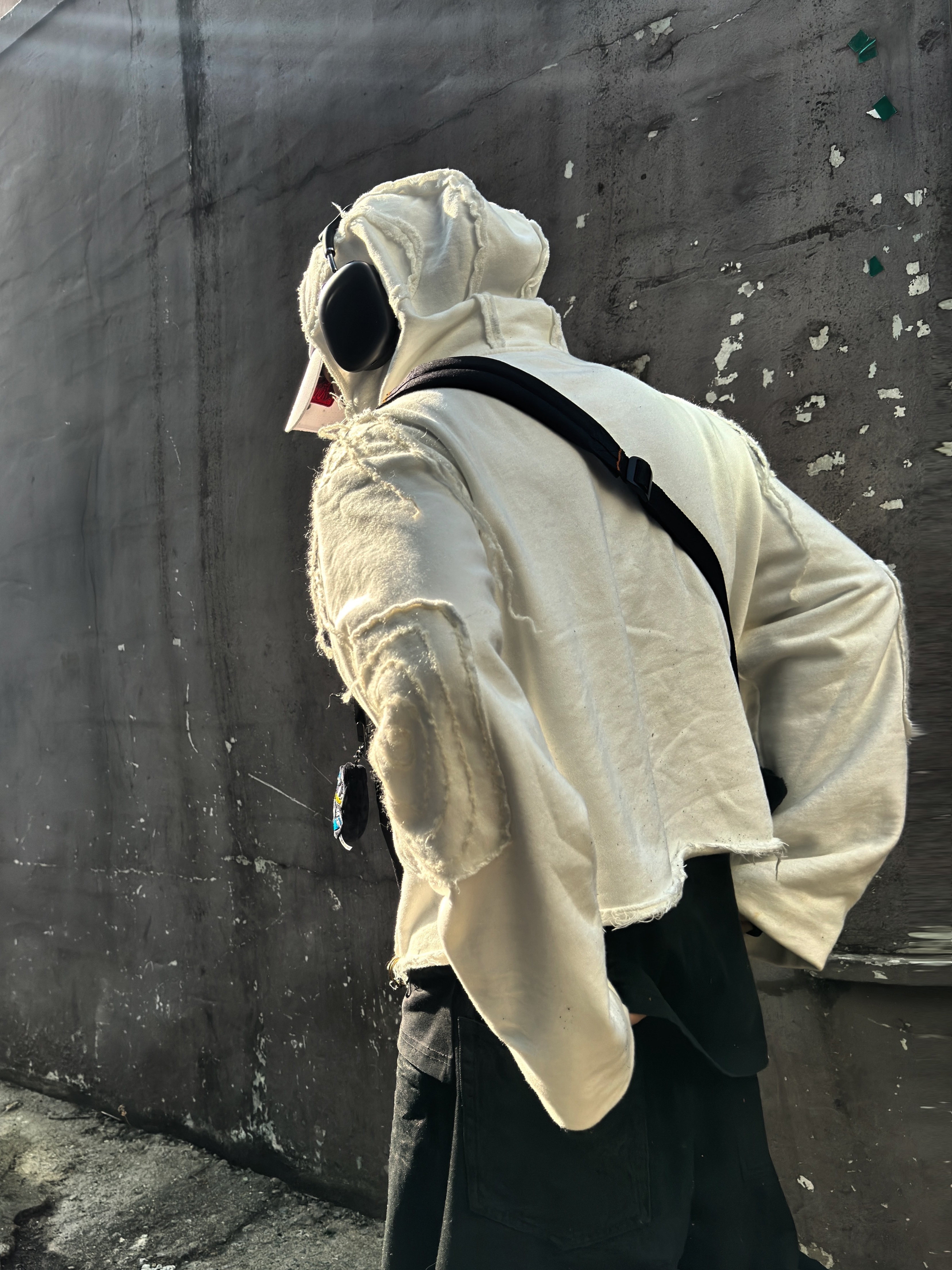 Nike x Peaceminusone Kwondo1 Black and White, Apple AirPods Max Lightning Space Gray (Korean Ver.) 착용 스타일 - 3