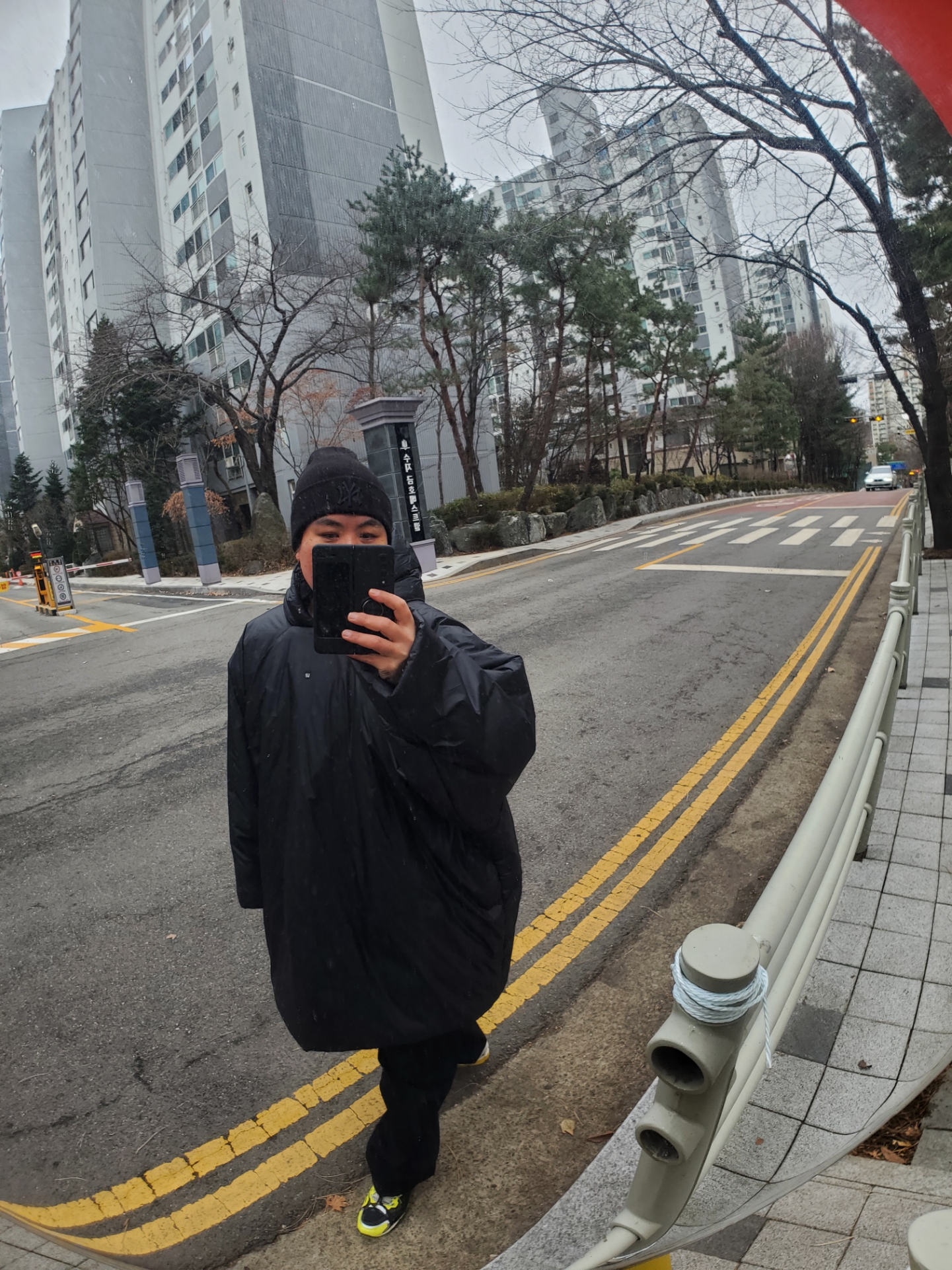 Yeezy Gap Engineered By Balenciaga T-Cut Puffer Parka Black, Asics x GmbH Gel-Quantum 360 6 Pure Silver Sour Yuzu 착용 스타일 - 2