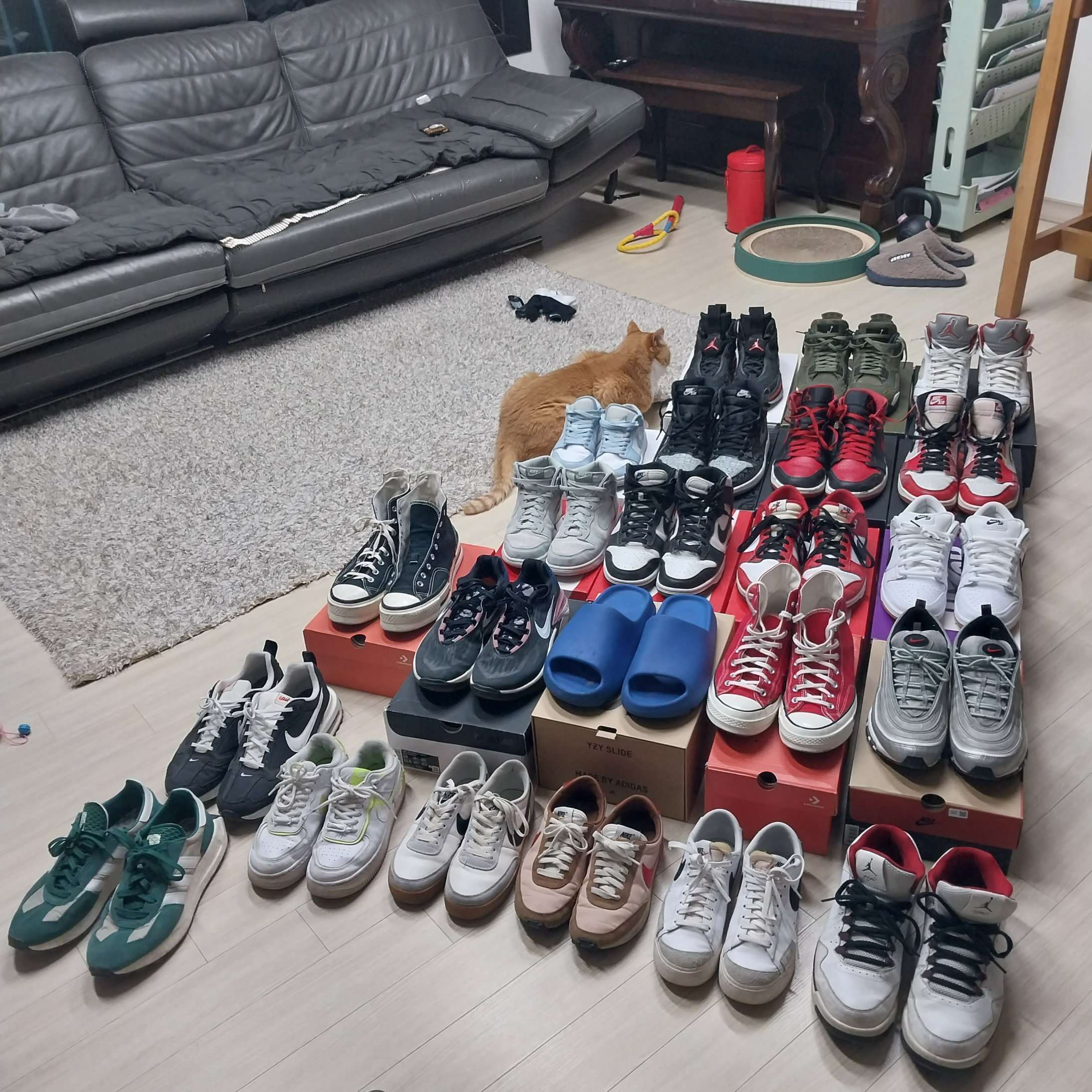 Adidas Yeezy Slide Azure, Jordan 1 Retro High Spider-Man Next Chapter 착용 스타일 - 1