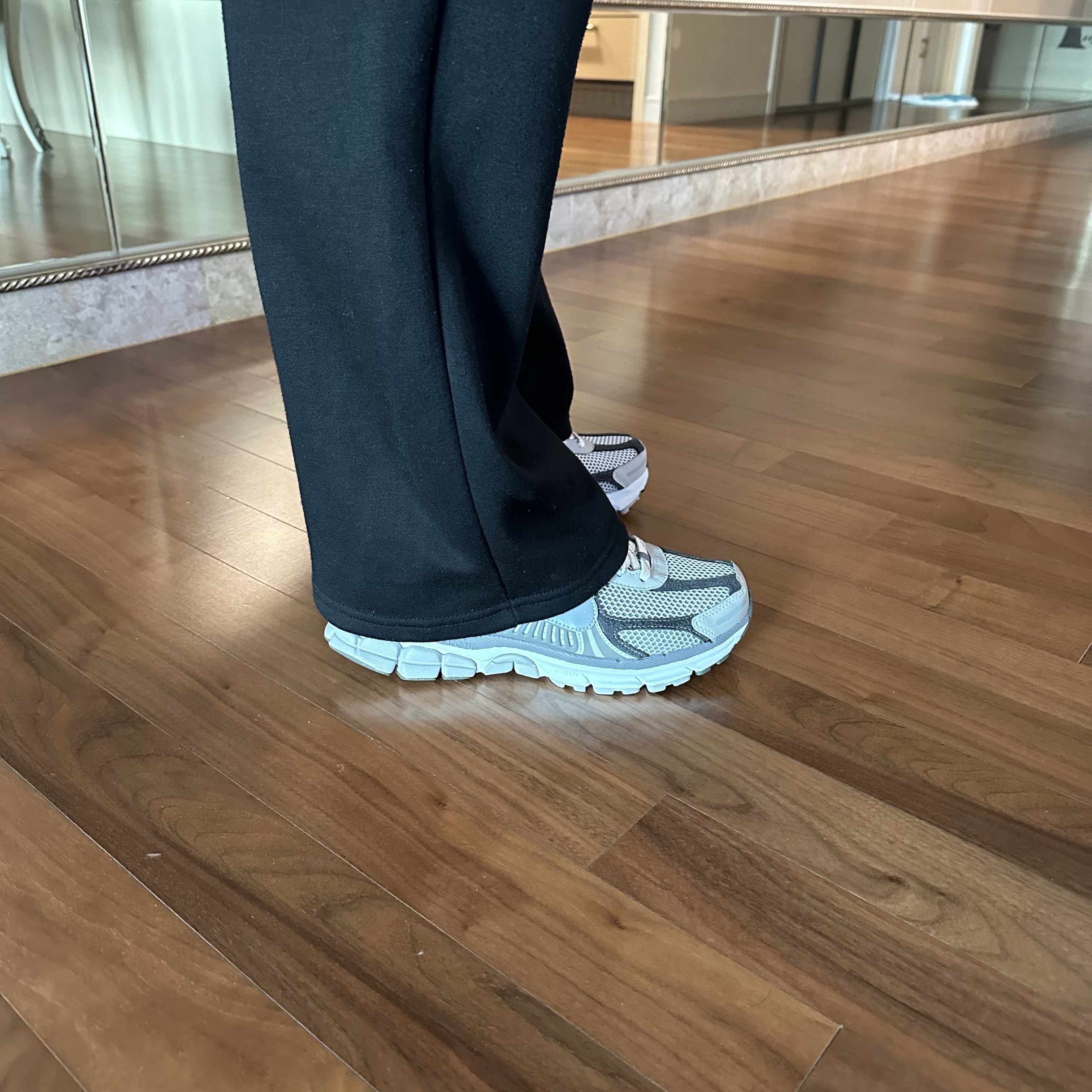 Nike Zoom Vomero 5 PRM Light Iron Ore and Flat Fewter 착용 스타일