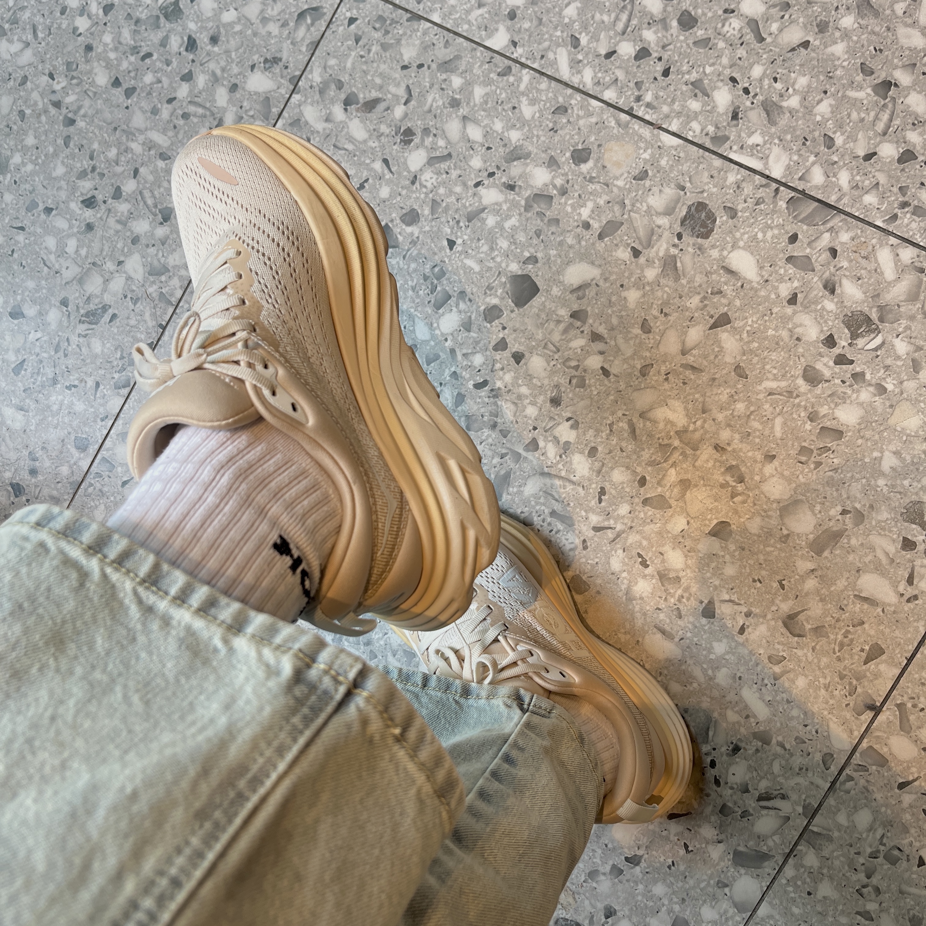 (W) Hoka Bondi 8 Shifting Sand - Regular 착용 스타일 - 1