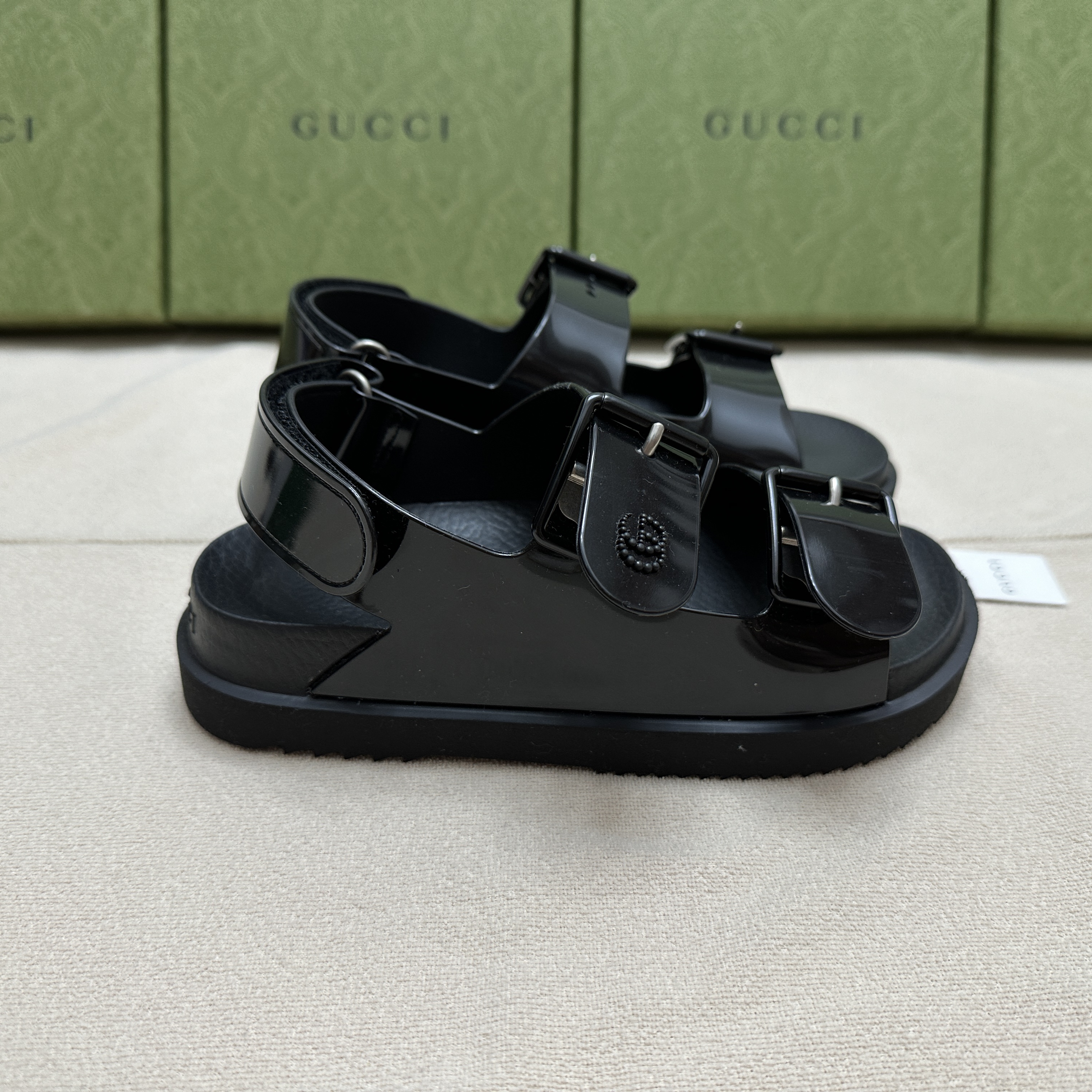 (W) Gucci Mini Double G Rubber Slide Sandal Black 착용 스타일 - 2