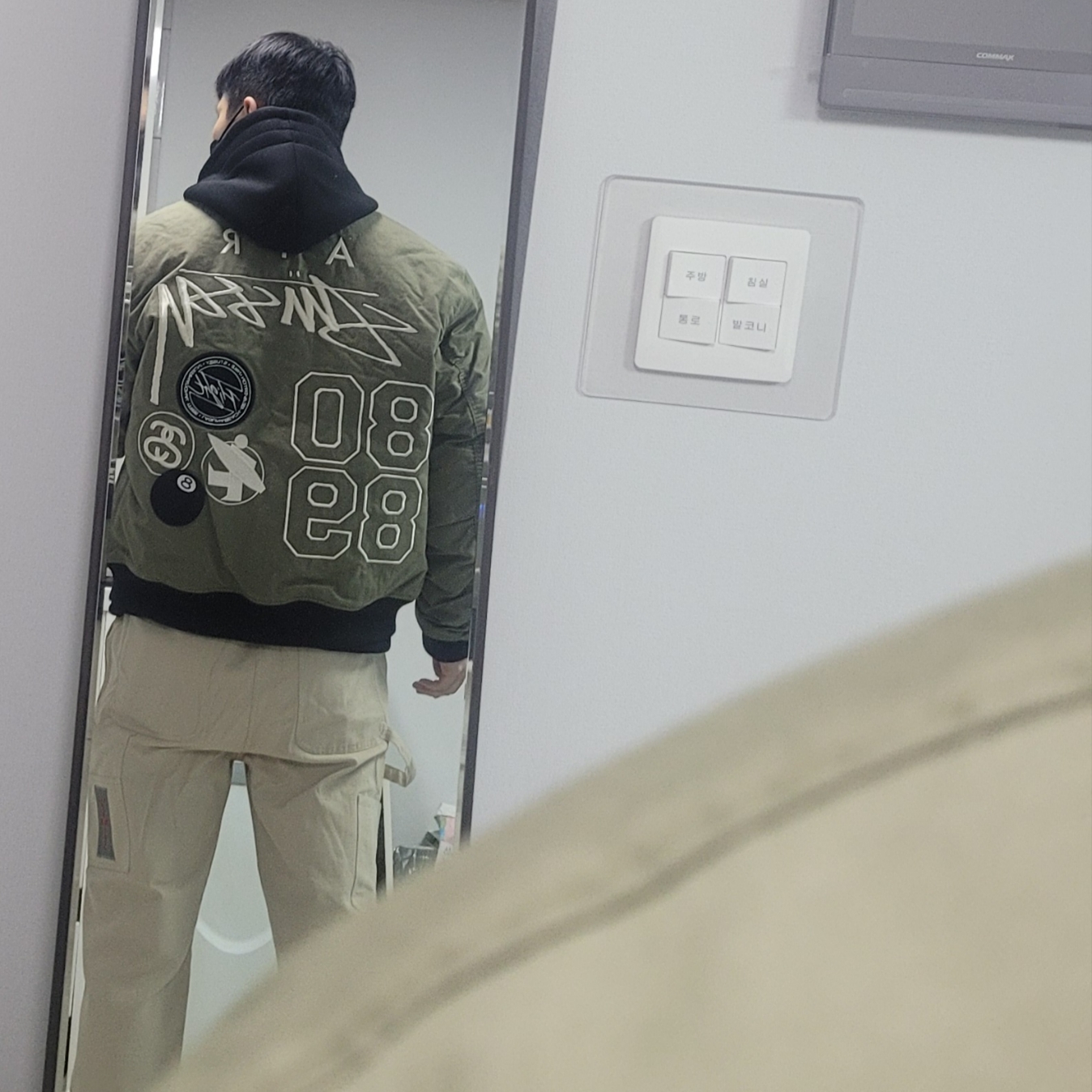Nike x Stussy Reversible Jacket Medium Olive (FJ9153-222), Jordan x Travis Scott Canvas Pants - US/EU 착용 스타일