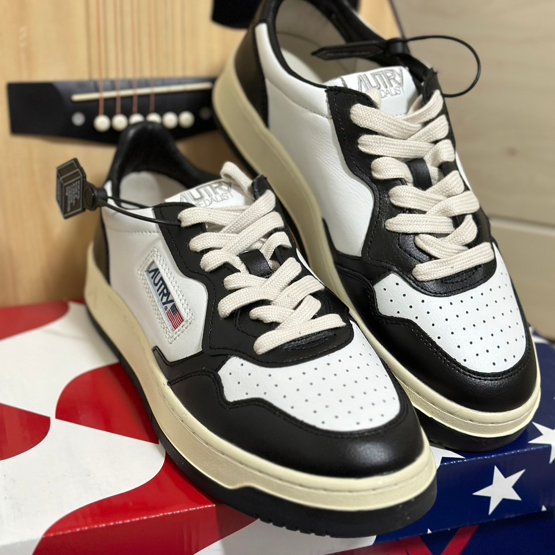 (W) Autry Medalist Low Leather Sneakers Black White 착용 스타일