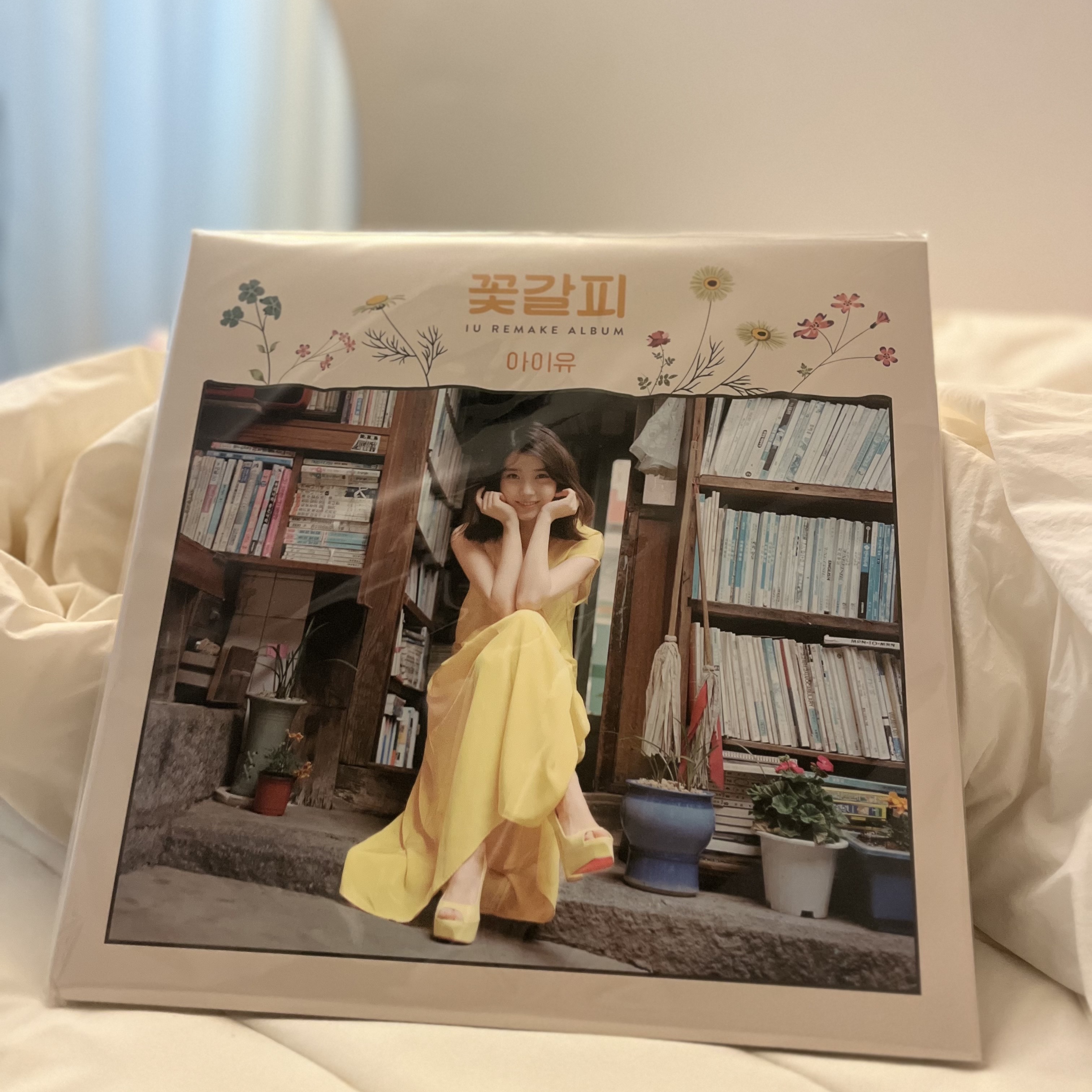 IU Remake Album A Flower Bookmark (Edam Ver.) LP, Audio-Technica AT-LP120XUSB Direct Drive USB Turntable Silver (Korean Ver.) 착용 스타일 - 1