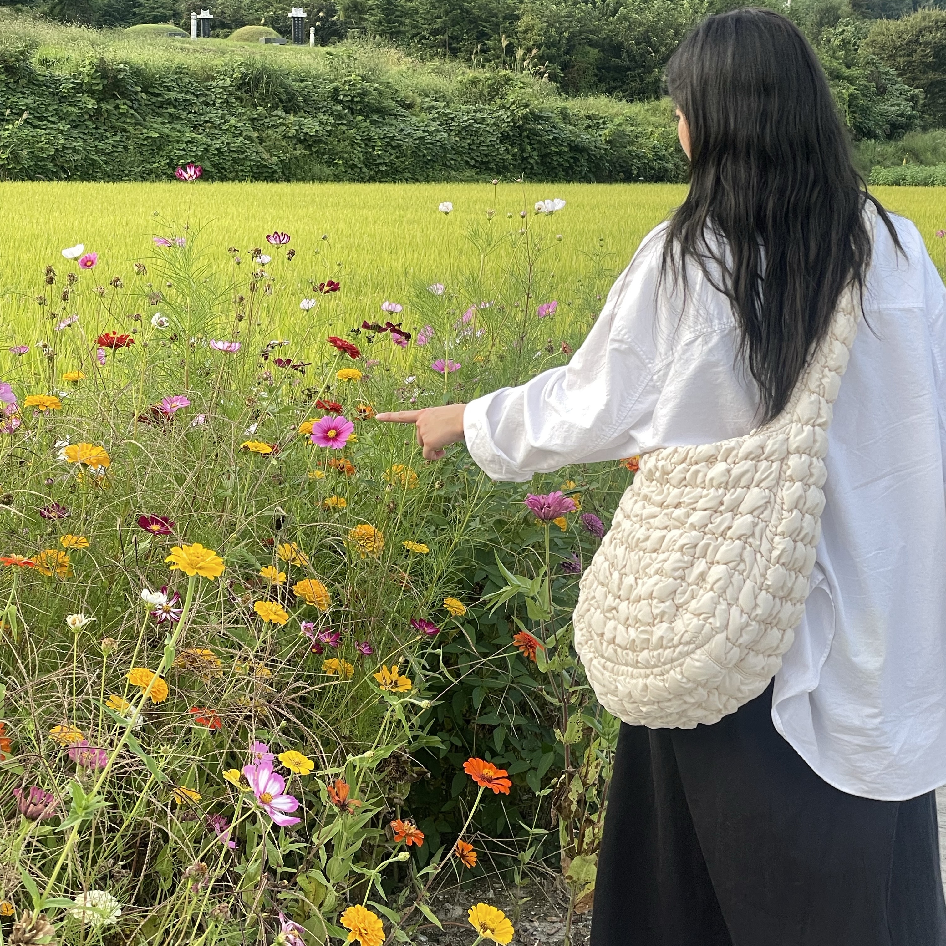 COS Quilted Oversized Shoulder Bag Off White Light Beige 착용 스타일 - 2