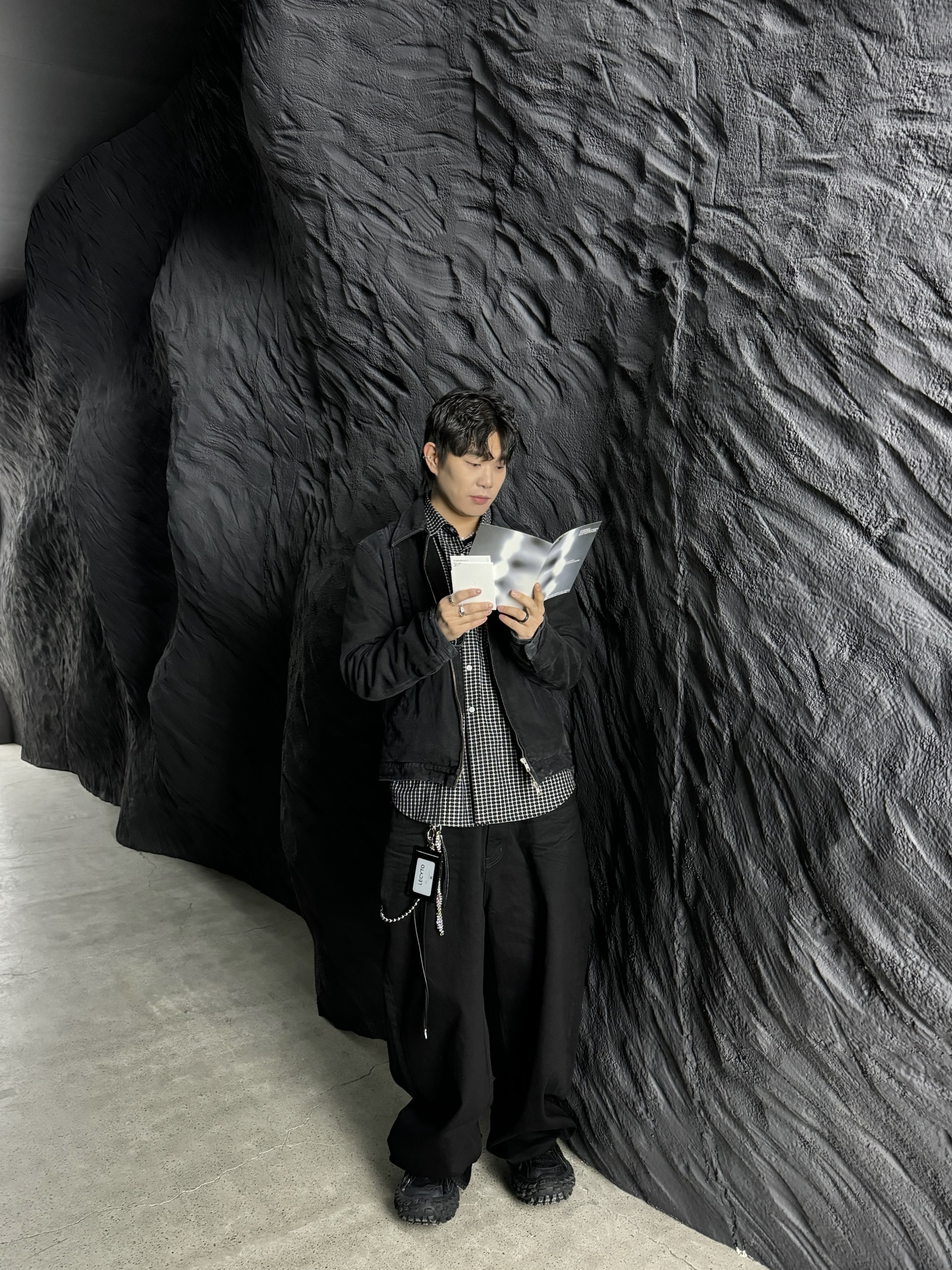 [KREAM 단독] STU Flared Denim Pants Black, Balenciaga Defender Sneakers Black 착용 스타일 - 1