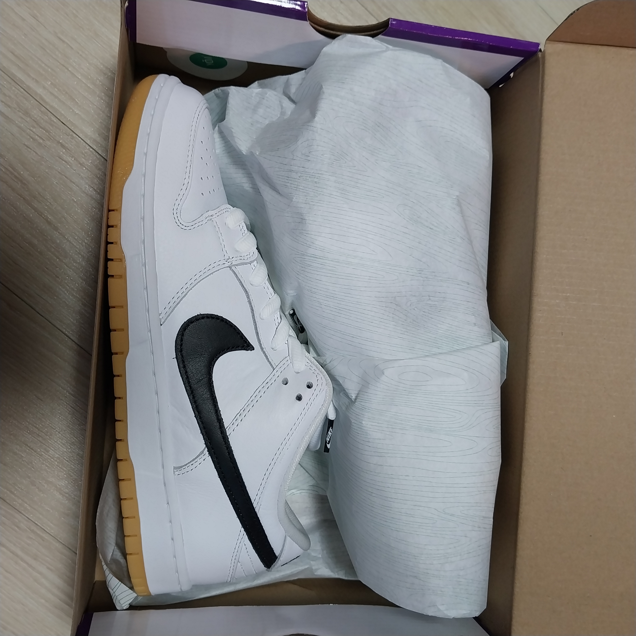 Nike SB Dunk Low Pro White and Gum Light Brown 착용 스타일 - 2