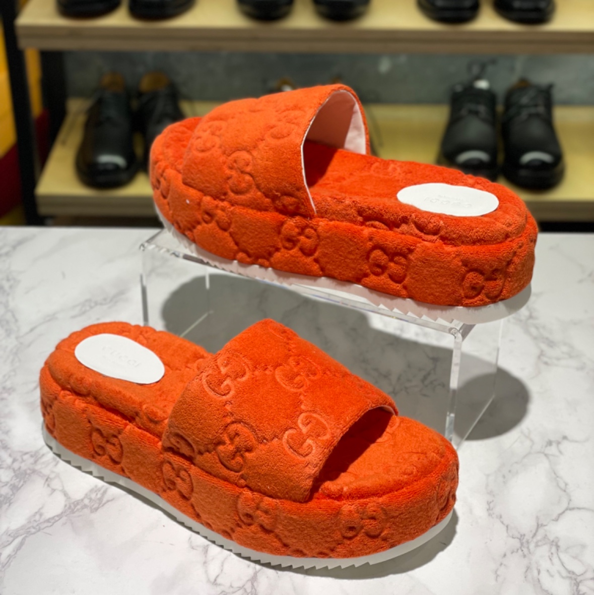 (W) Gucci GG Platform Slide Sandal Deep Orange 착용 스타일 - 5