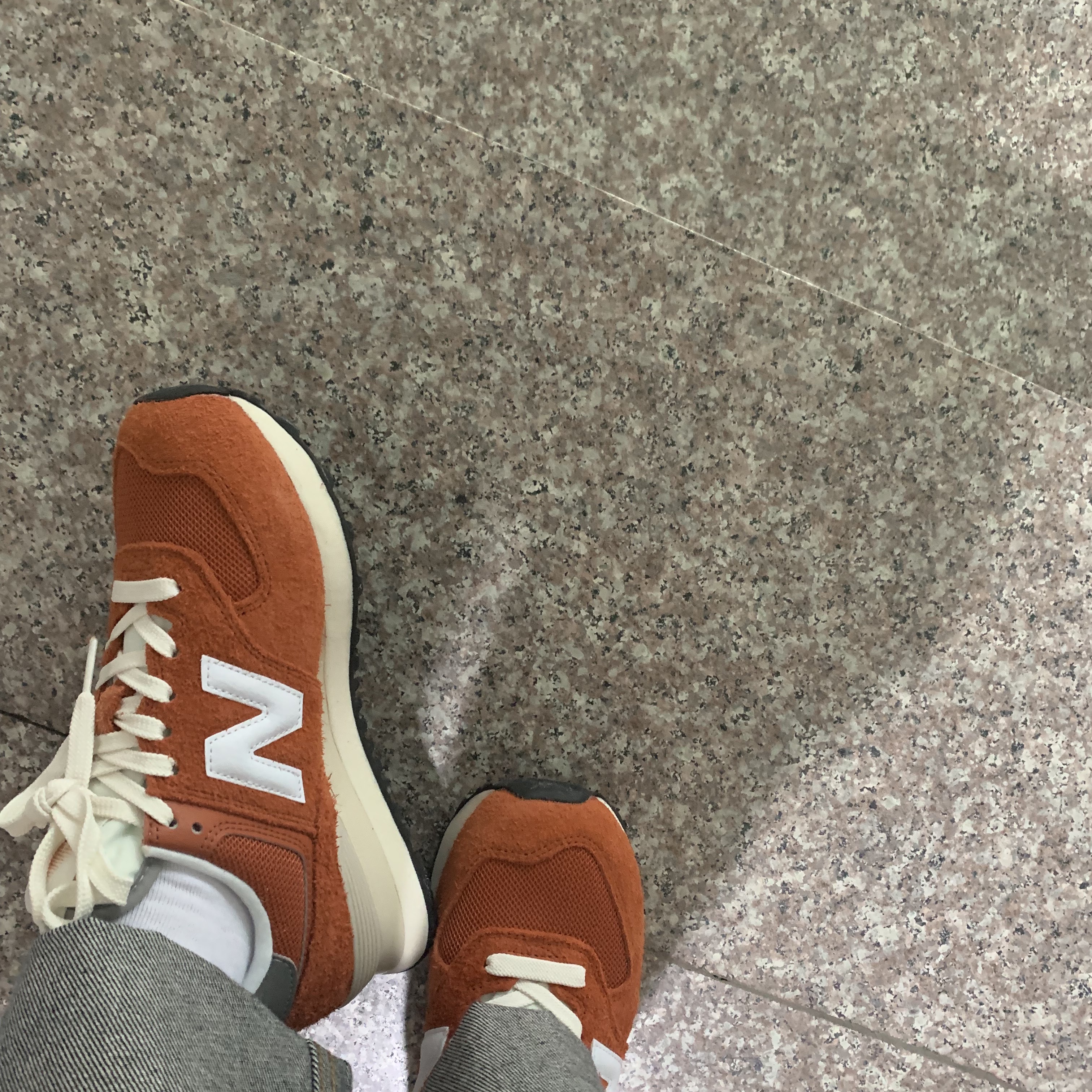 New Balance 574 Heritage Orange Burst White 착용 스타일