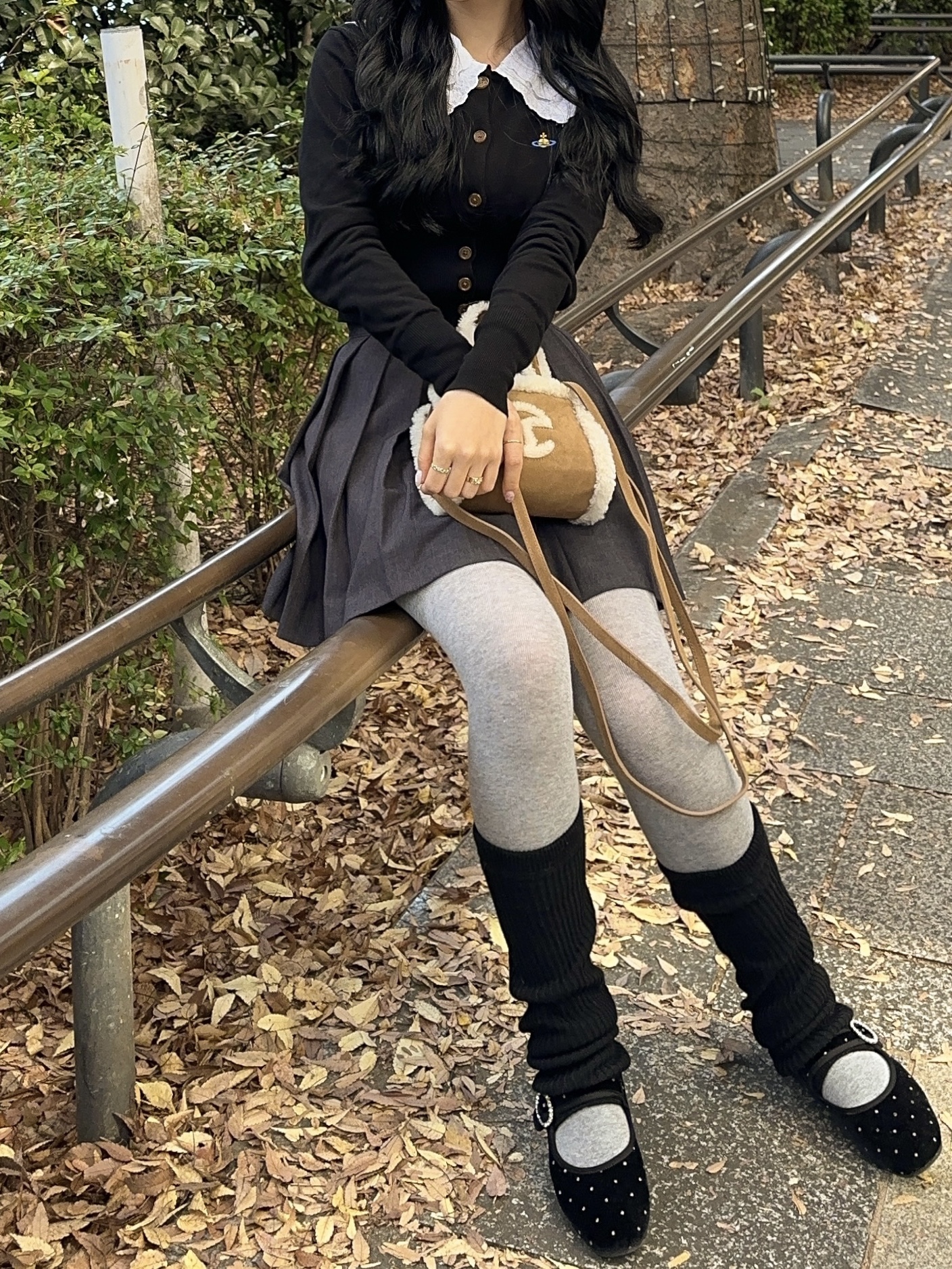 Telfar x UGG Small Shopping Bag Chestnut, (W) Vivienne Westwood Bea Cropped Cardigan Black 착용 스타일 - 2