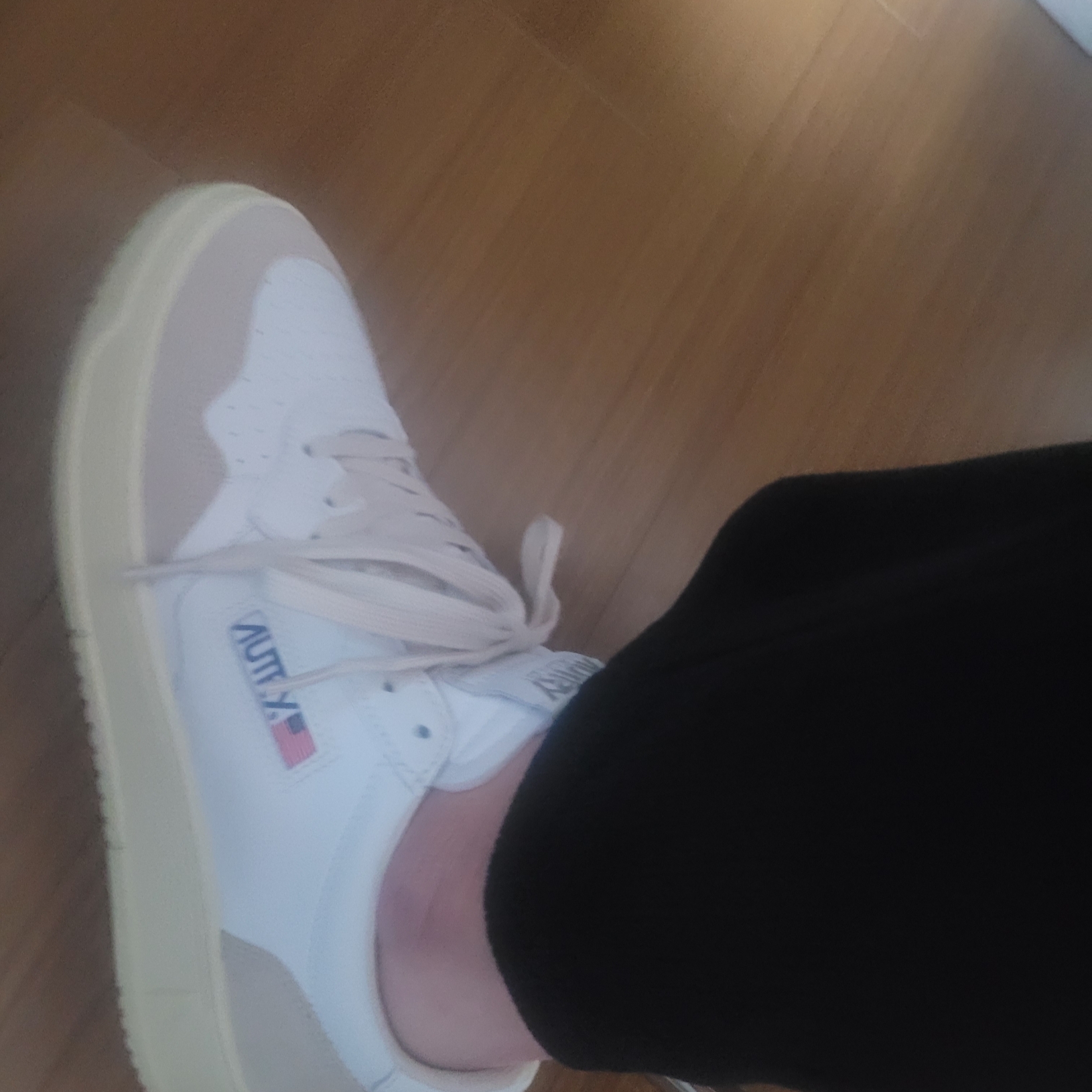 Autry Medalist Low Leather Suede Sneakers White 착용 스타일