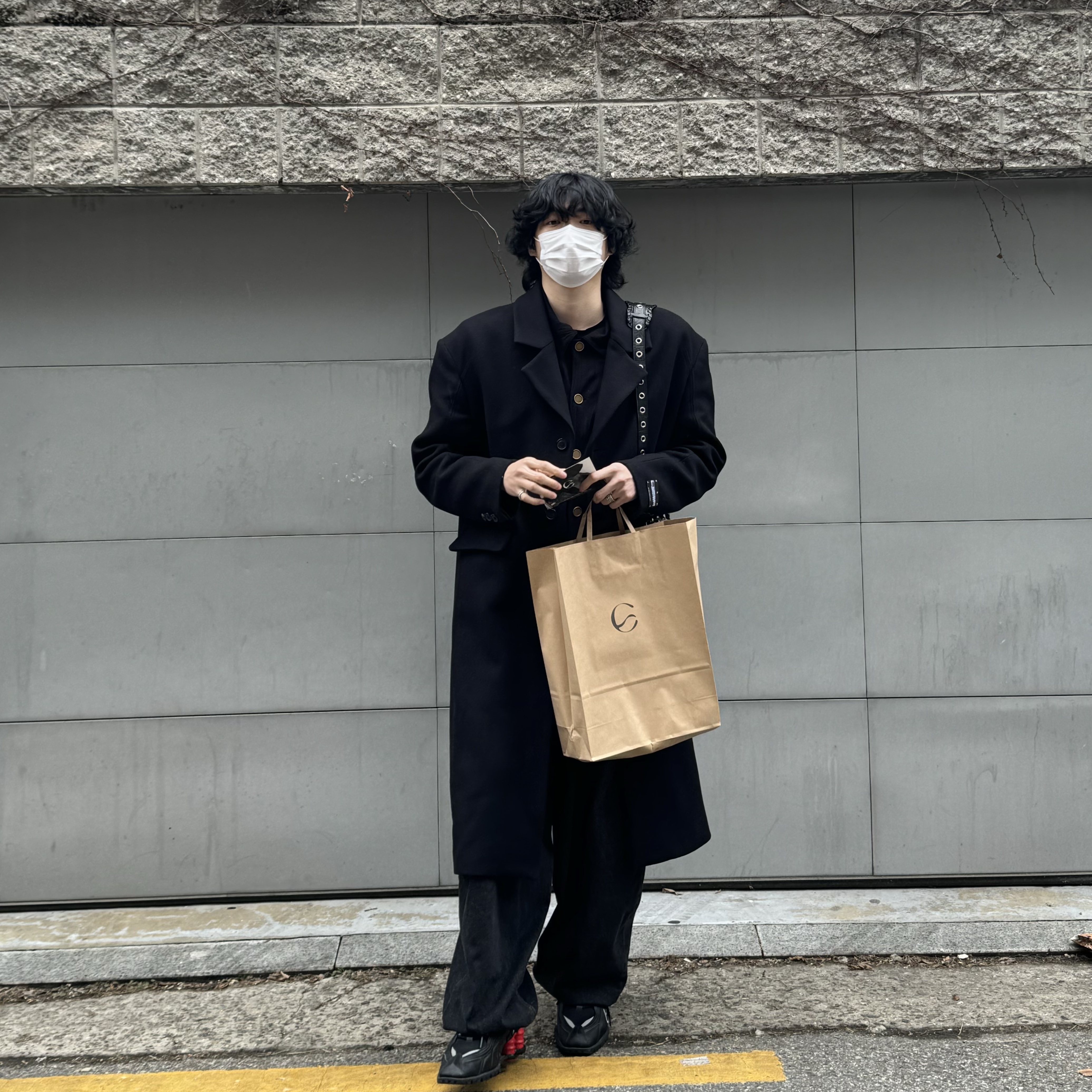 나이키 x 마틴 로즈 샥스 MR4 블랙, 자라 x 아더에러 울 블렌드 오버사이즈 코트 블랙 착용 스타일 - 1
